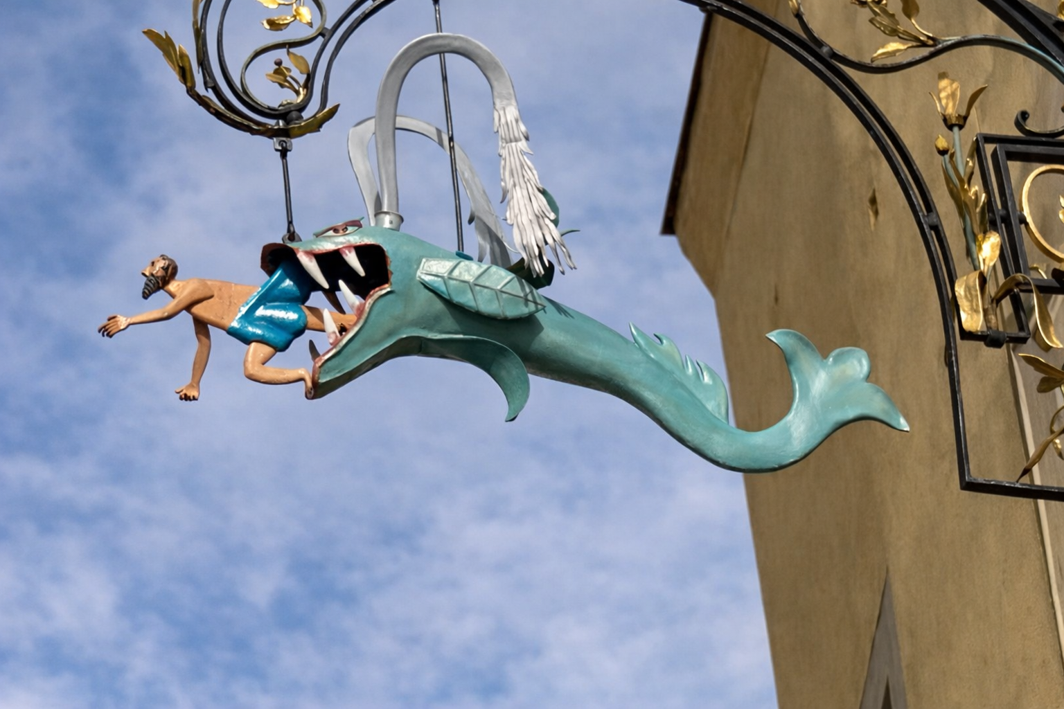 Modernes Wohnzimmer mit Edelstahlkamin, Holzböden und transparenten weißen Vorhängen.