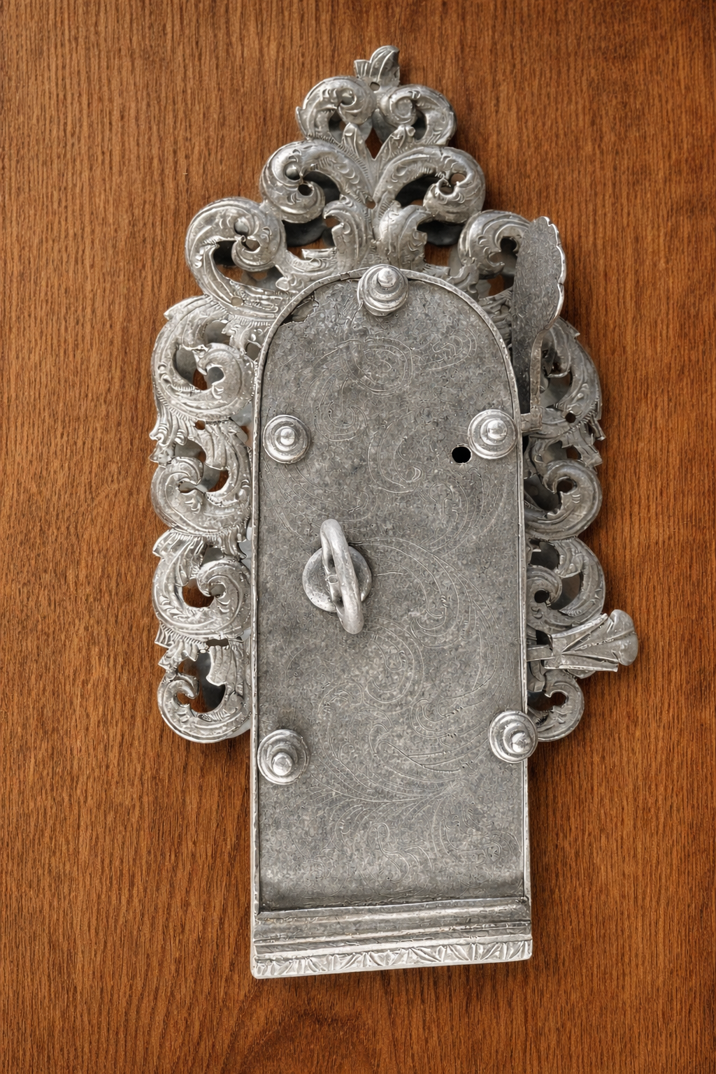 Schwarzes Metalltor mit Briefkasten und Gegensprechanlage auf einem gepflasterten Gehweg.