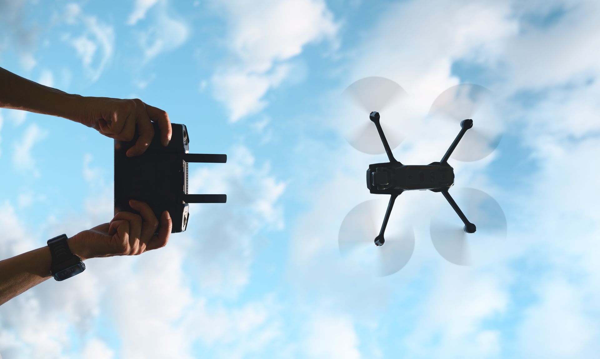 Des mains tiennent une télécommande de drone.