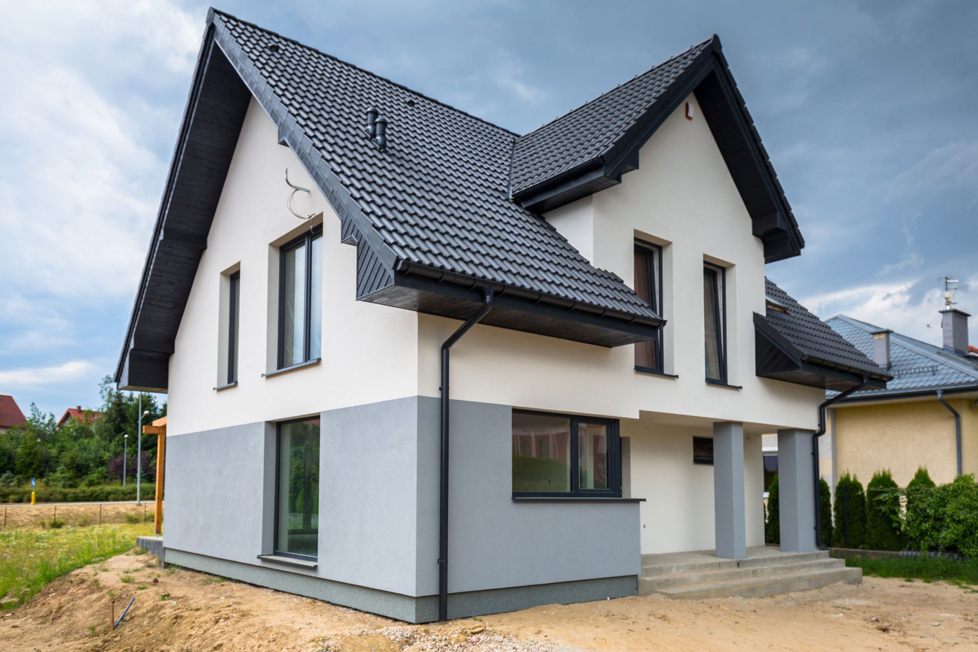 Maison neuve avec façade bicolore grise et blanche