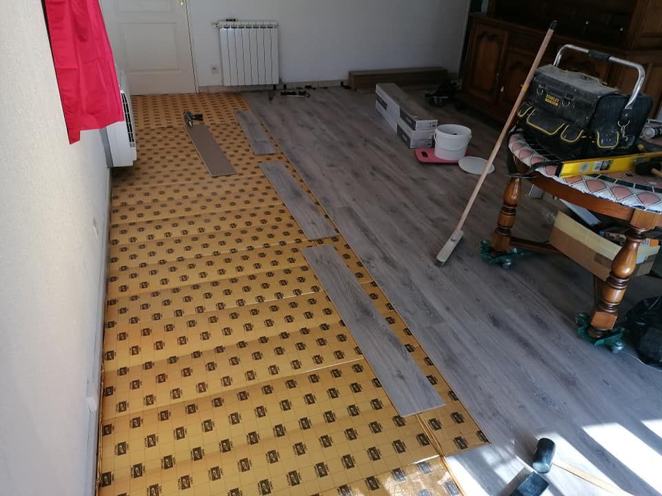 Des travaux de revêtement de sol en cours
