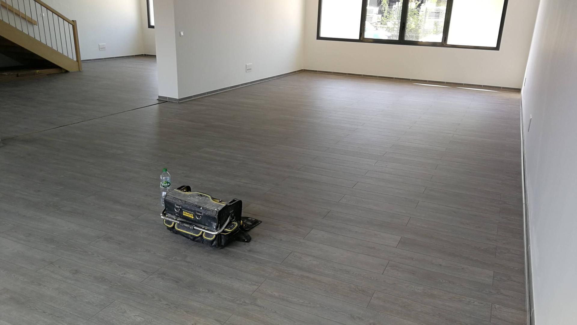 Une pose de parquet par l'entreprise AIX Toiture