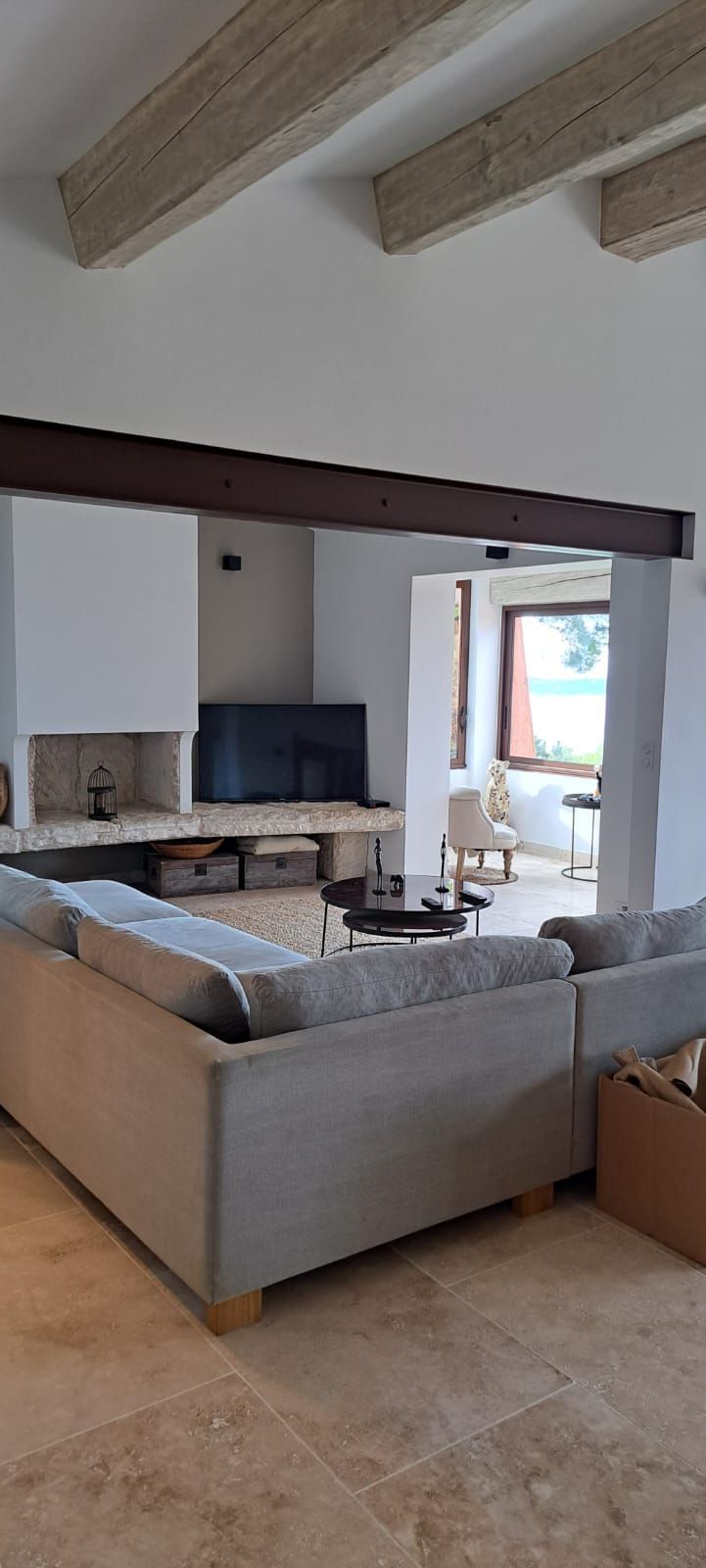 Une peinture blanche dans un séjour