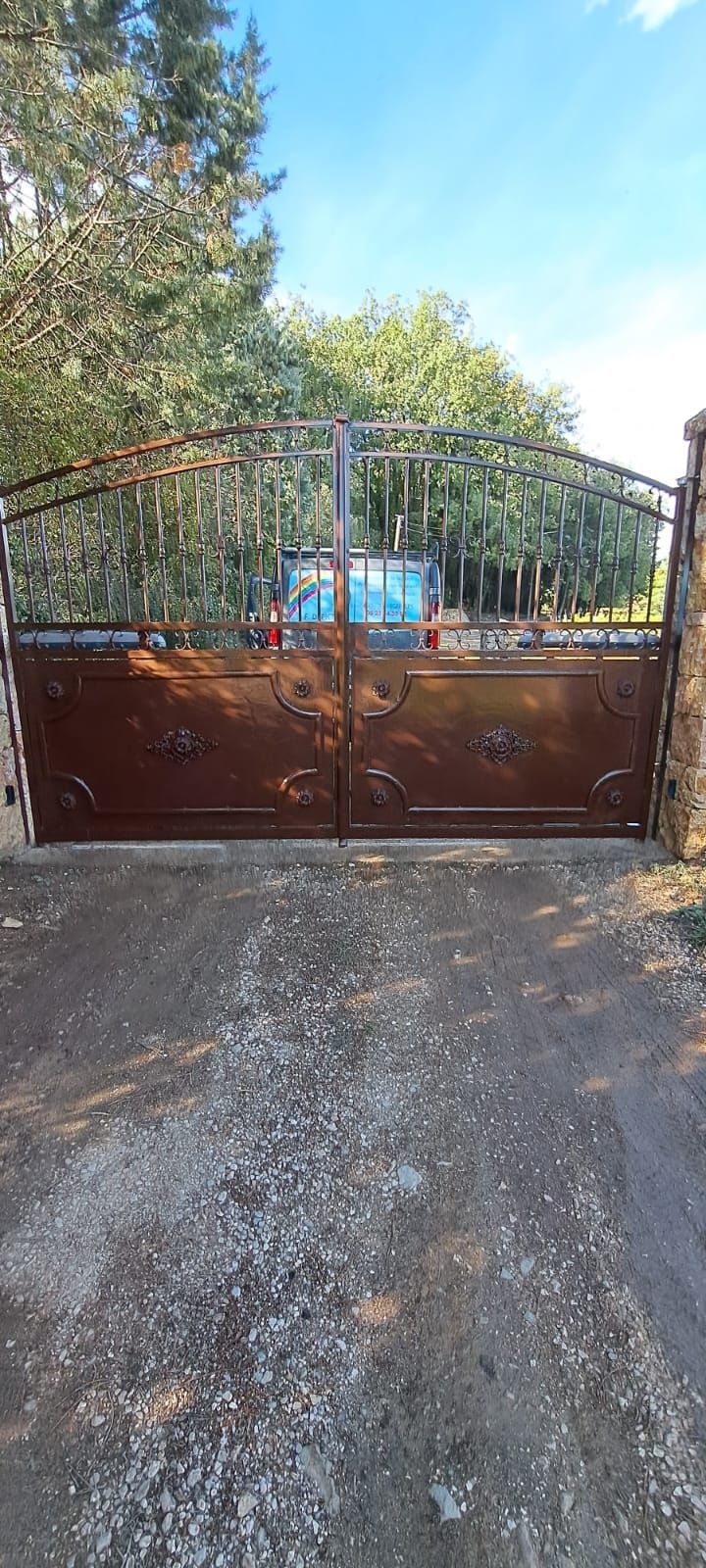 Une porte peinte en marron