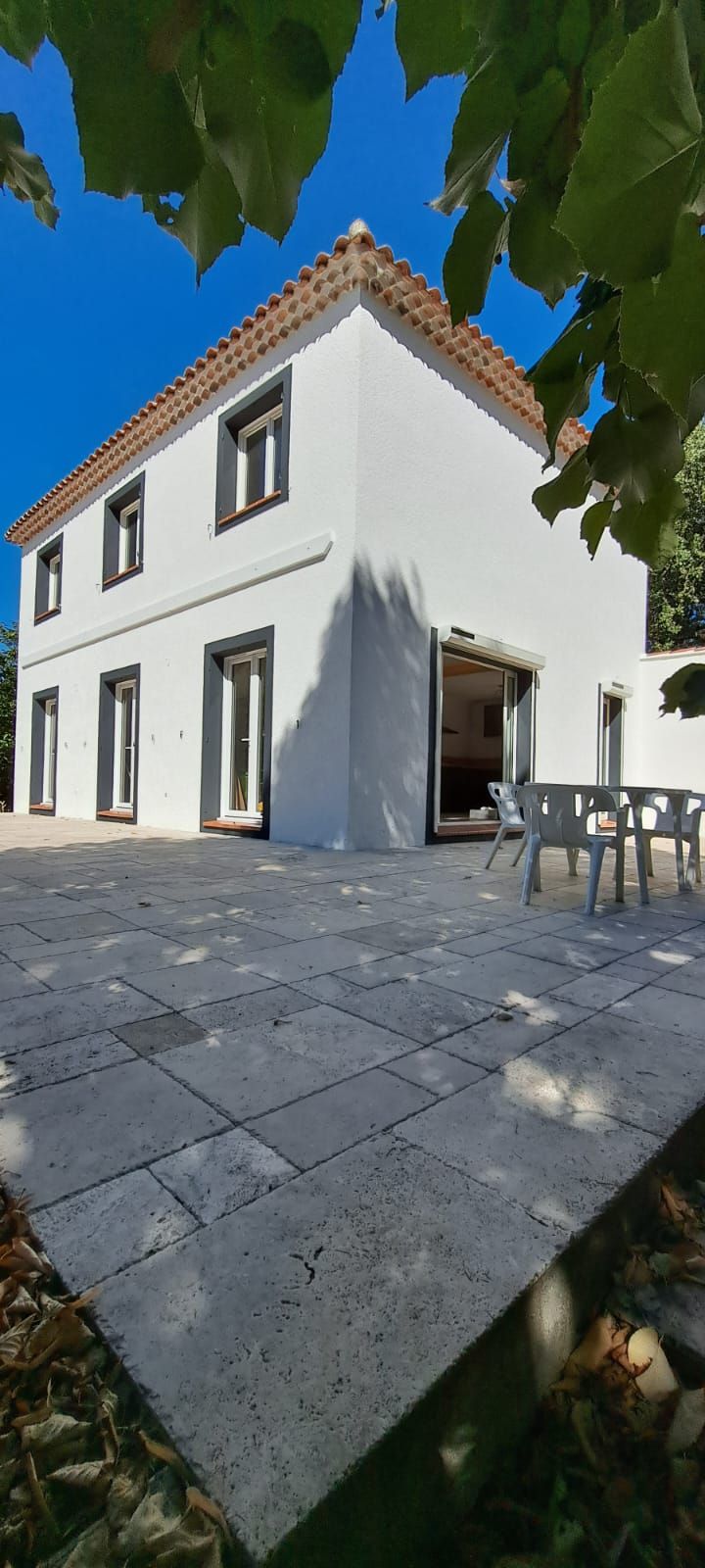 Ravalement de façade avec une peinture grise