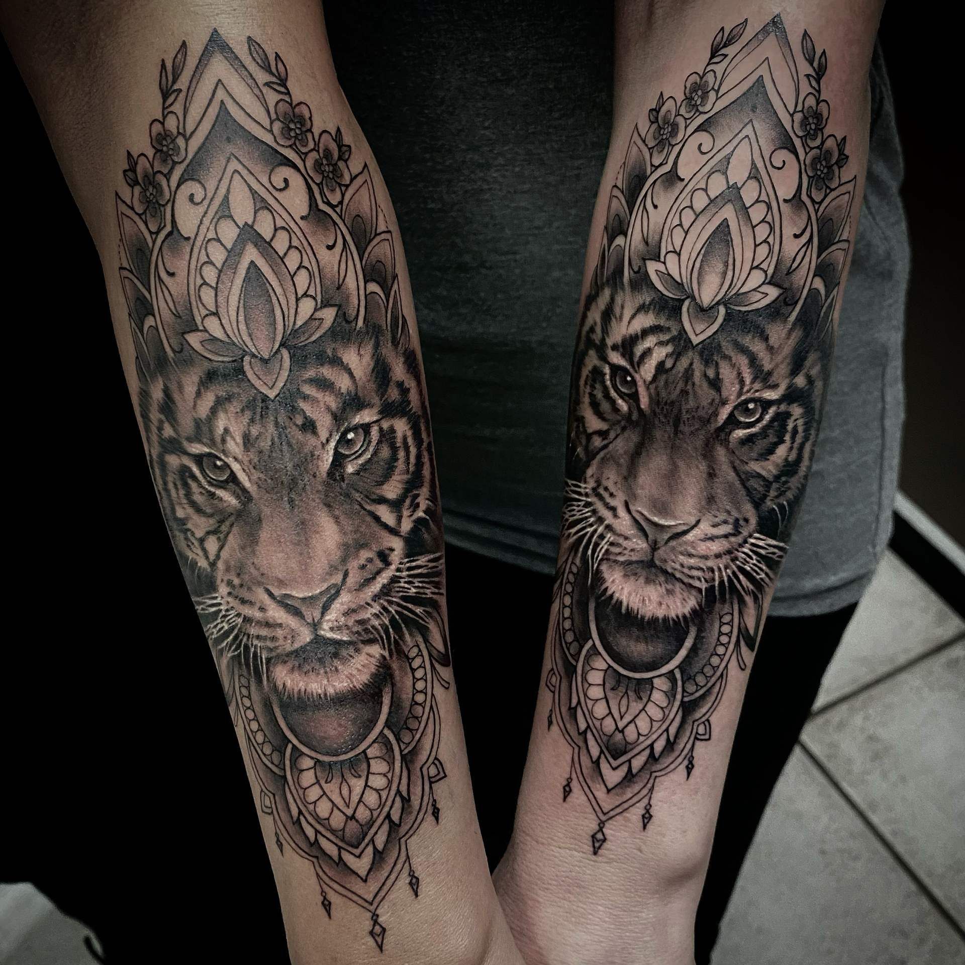 Ein Tattoo eines Tigers mit kunstvollen Mandalas oben