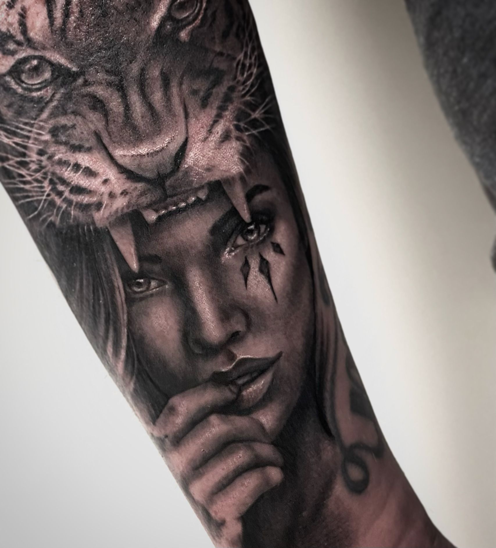 Tattoo einer Frau mit einem Tiger als Maske, Black and White