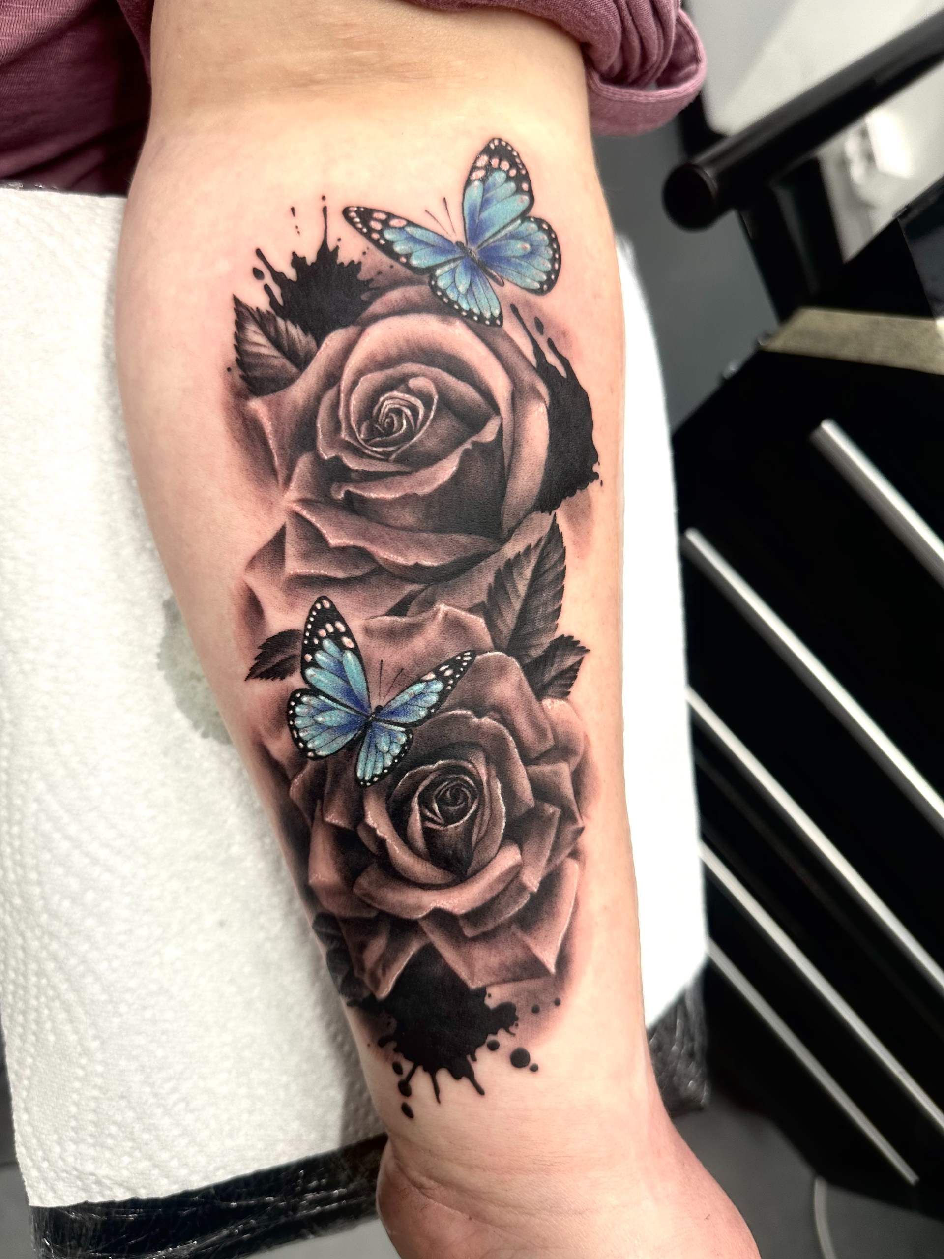 Rose und blaue Schmetterlinge, die Rose ist Black und White und die Schmetterlinge blau