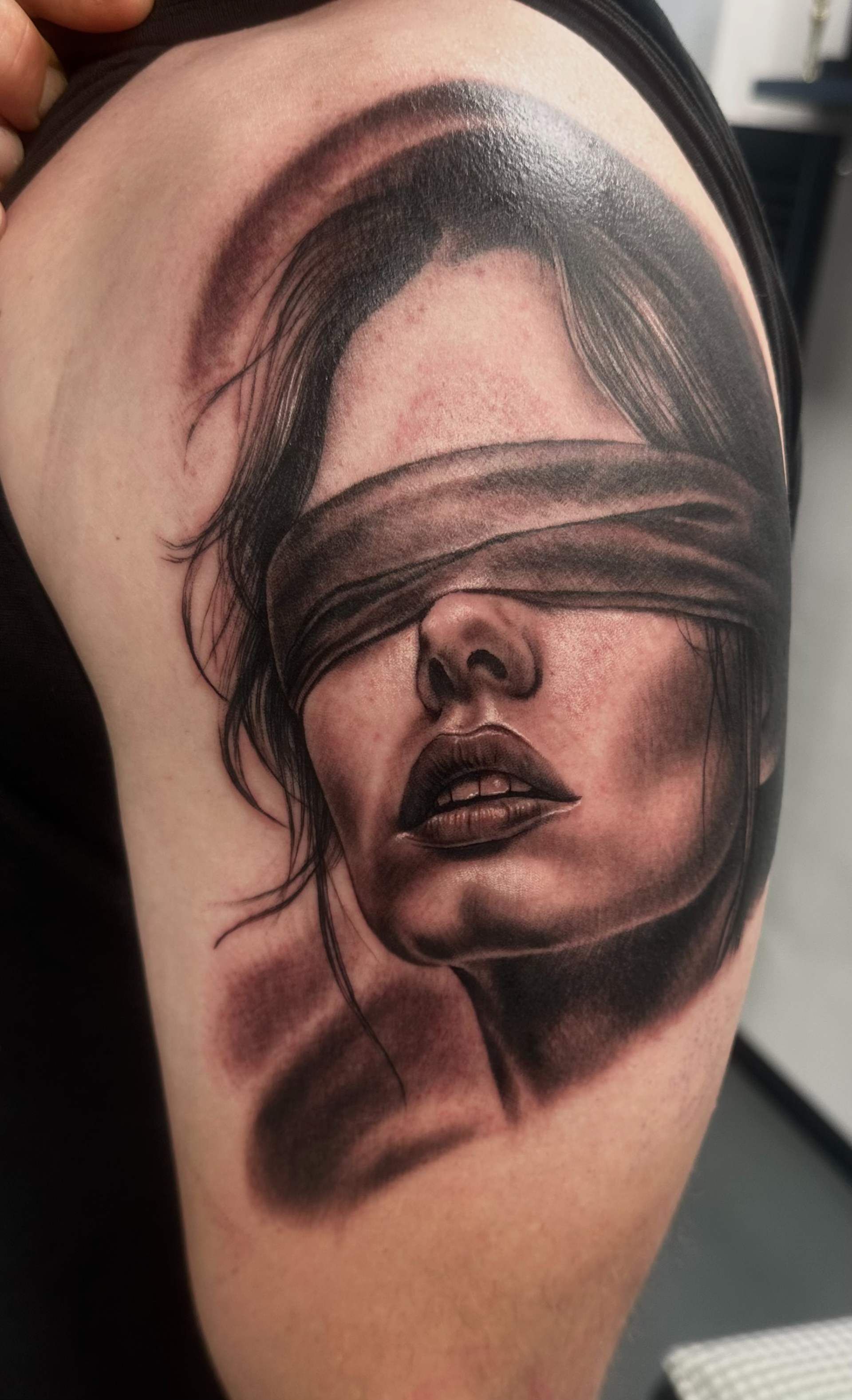 Realistisches Tattoo Frau mit verbundenen Augen