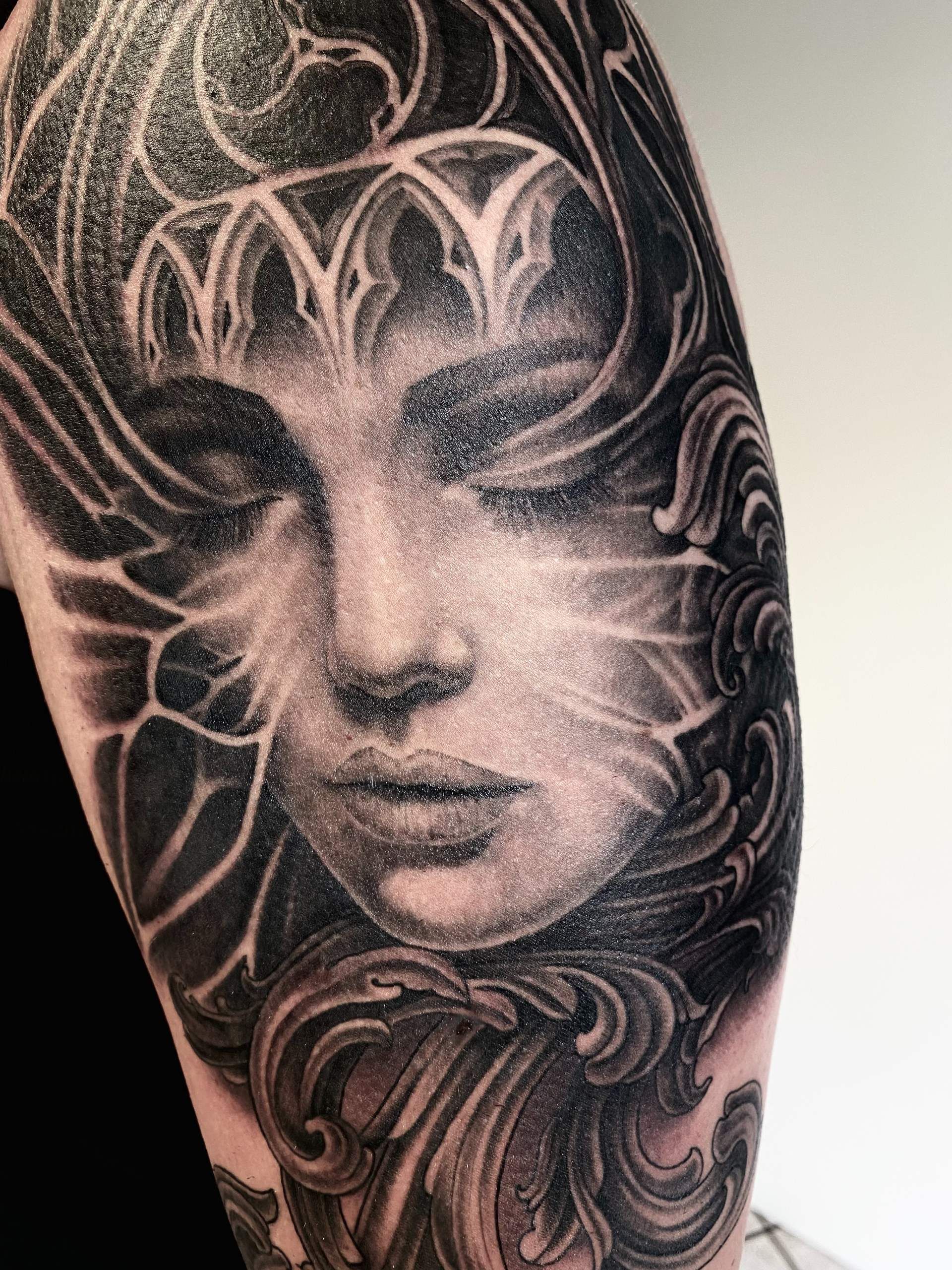 Kunstvolles Tattoo einer Frau mit Rüstung