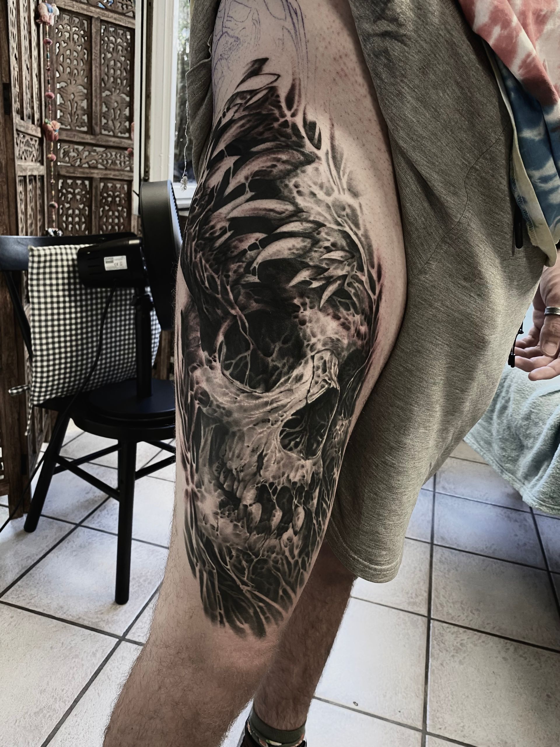 Eindrucksvolles Tattoo eines Schädels, kunstvoll durchbrochen durch Spiegelungen von Wasser