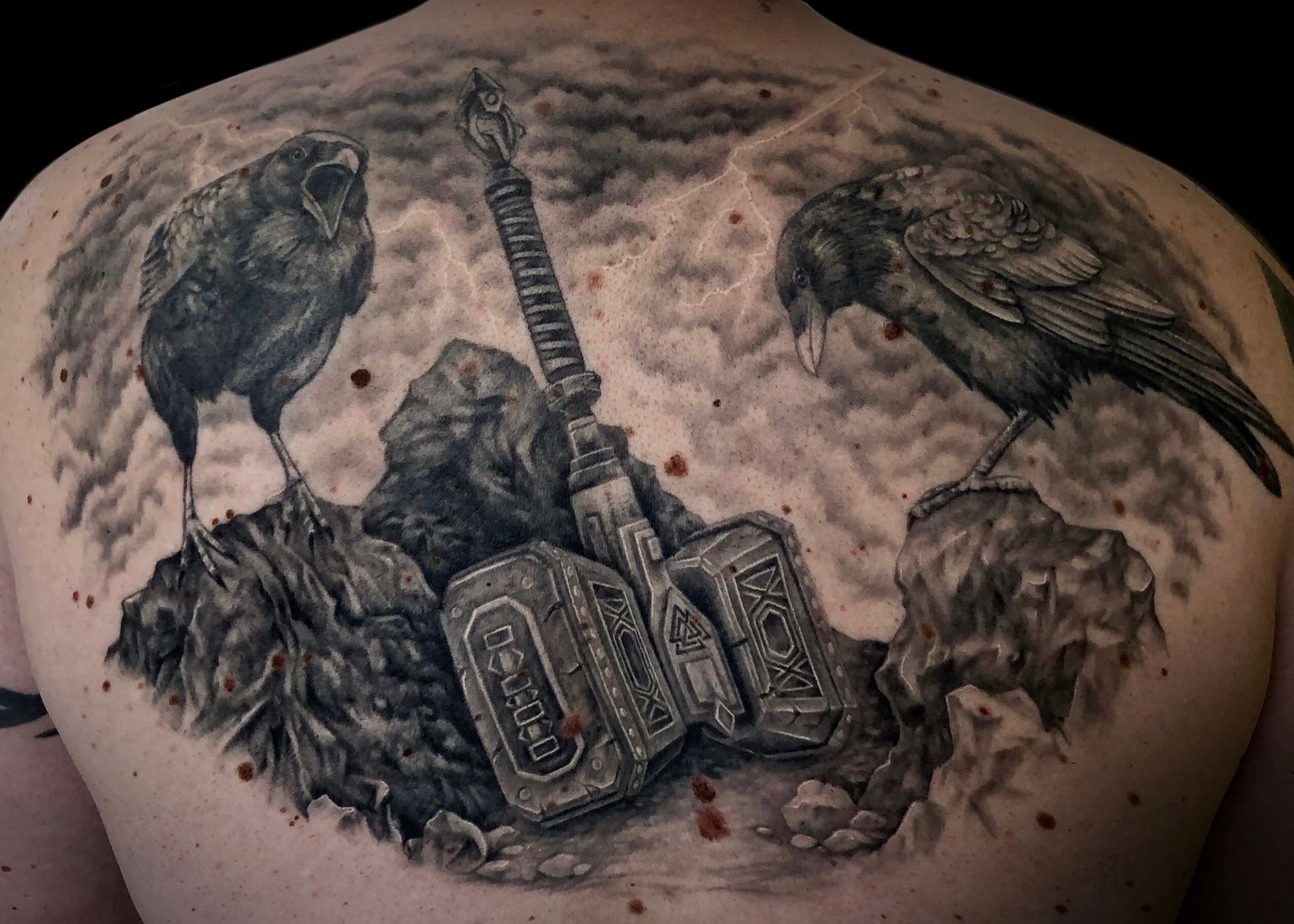 Bild von Raben neben Thors Hammer, Black and White, realistisch