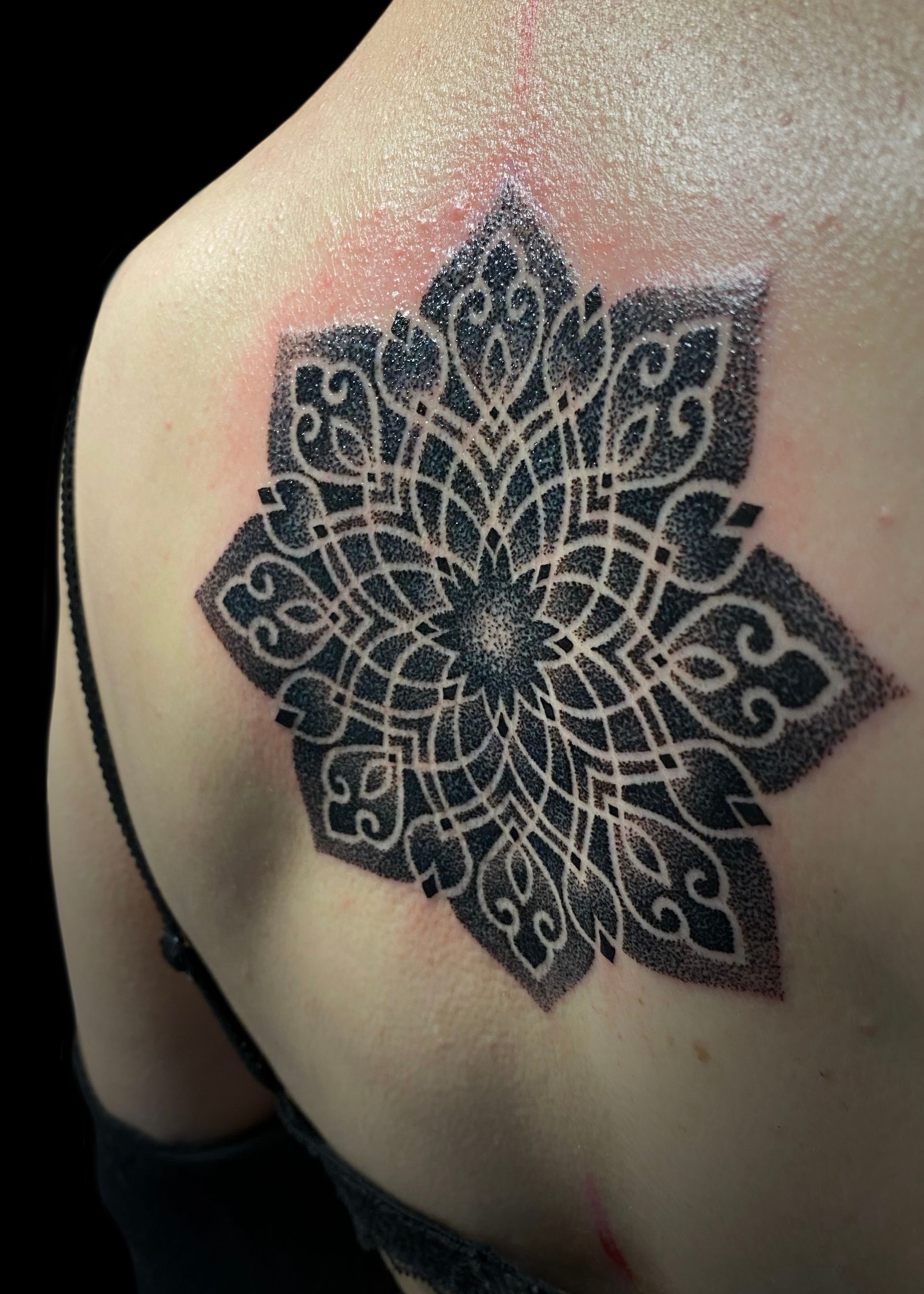 Punkttattoo einer Mandala Blume