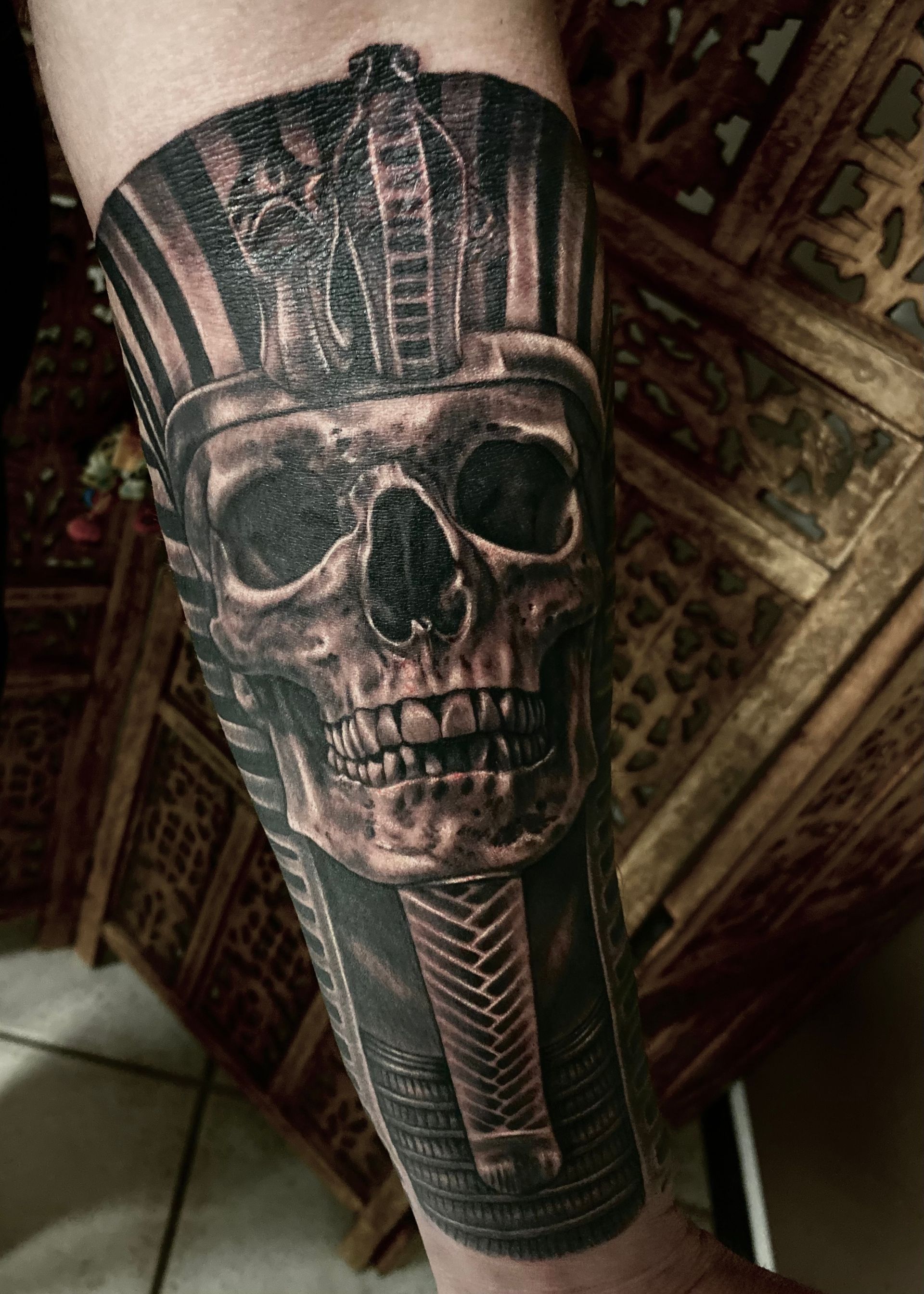 Realistisches Black and White von einem Totenkopf und Pharao