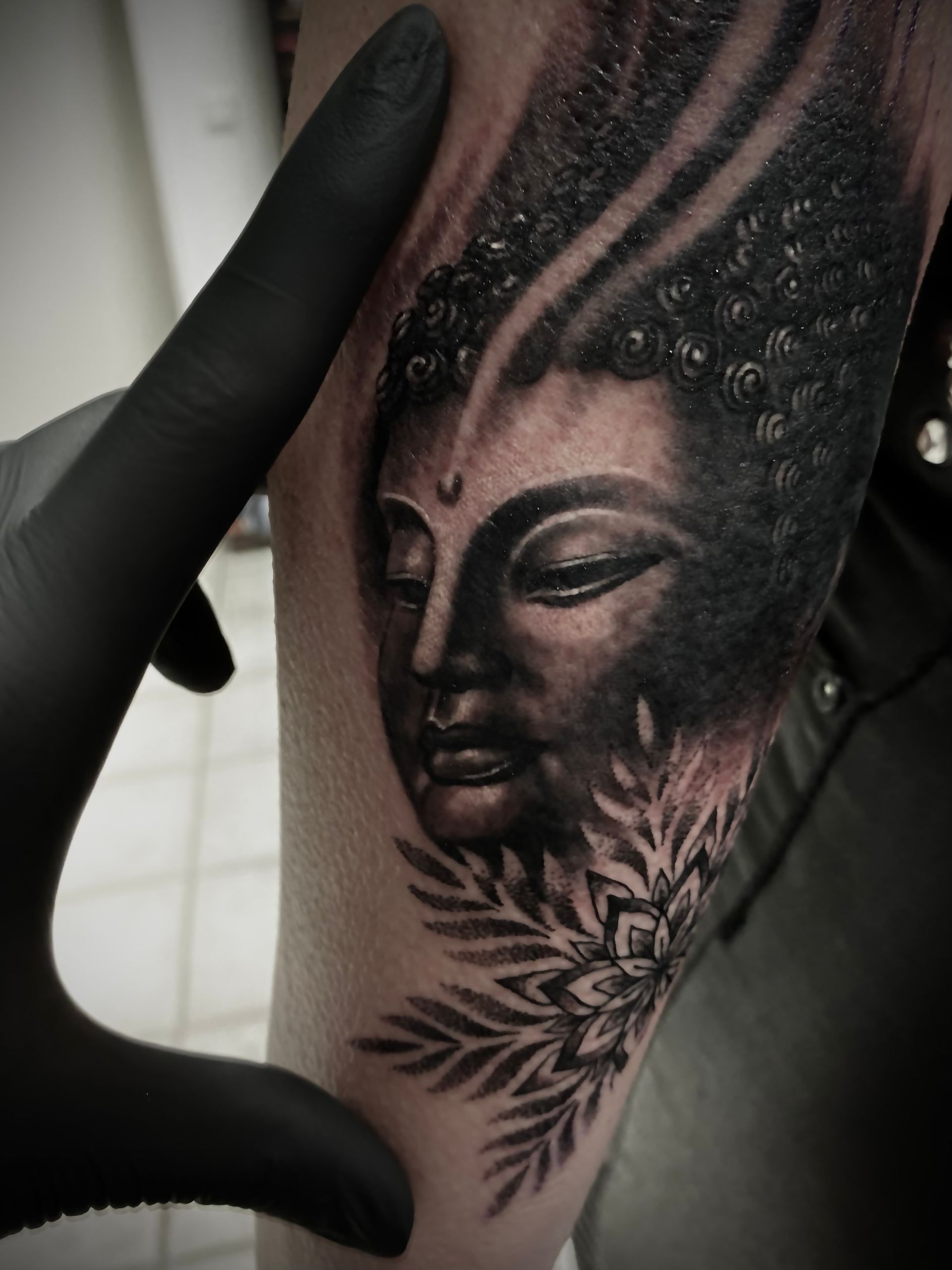 Asiatisches Realistisches Black and White Tattoo, Buddah, Blume
