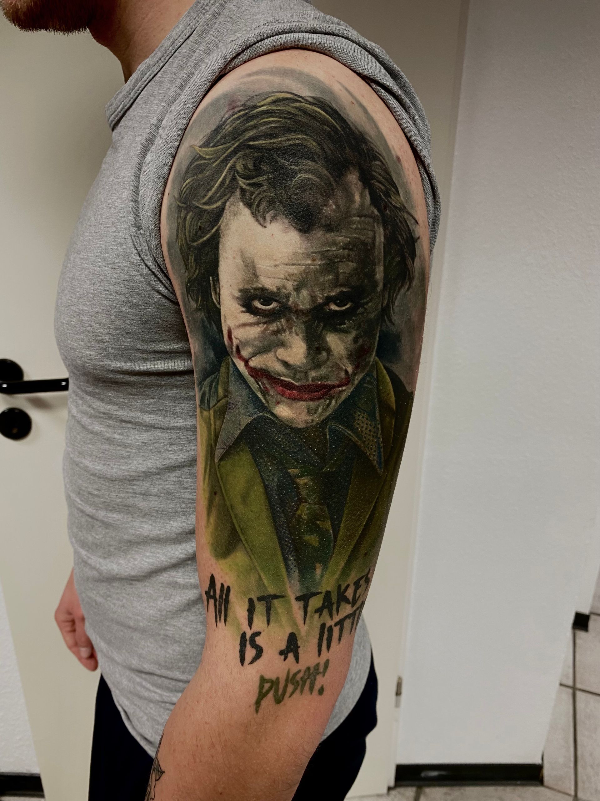 Realistisches Farb Tattoo von dem Joker