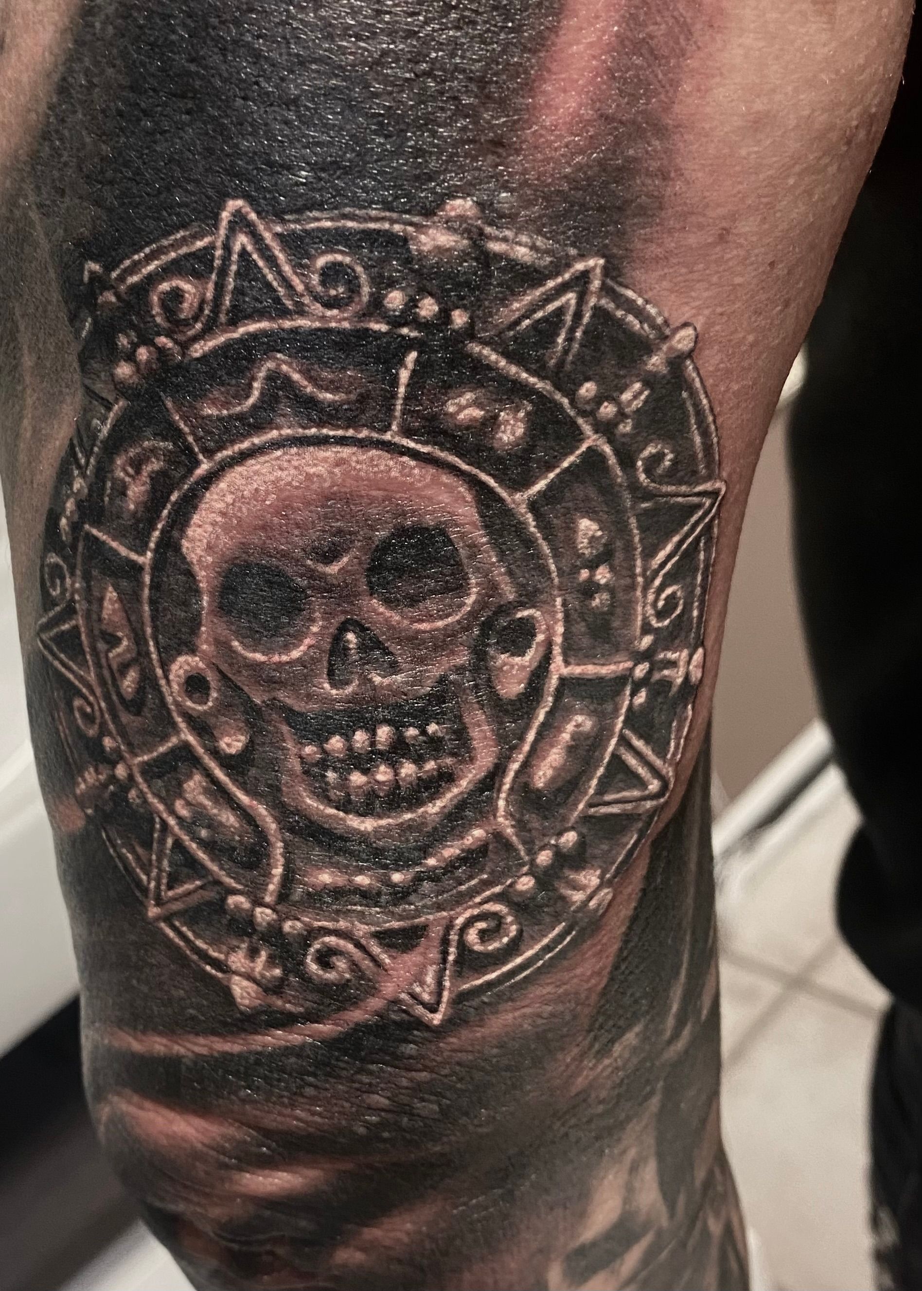 Realistisches Black and White Tattoo von der Fluch der Karibik Münze