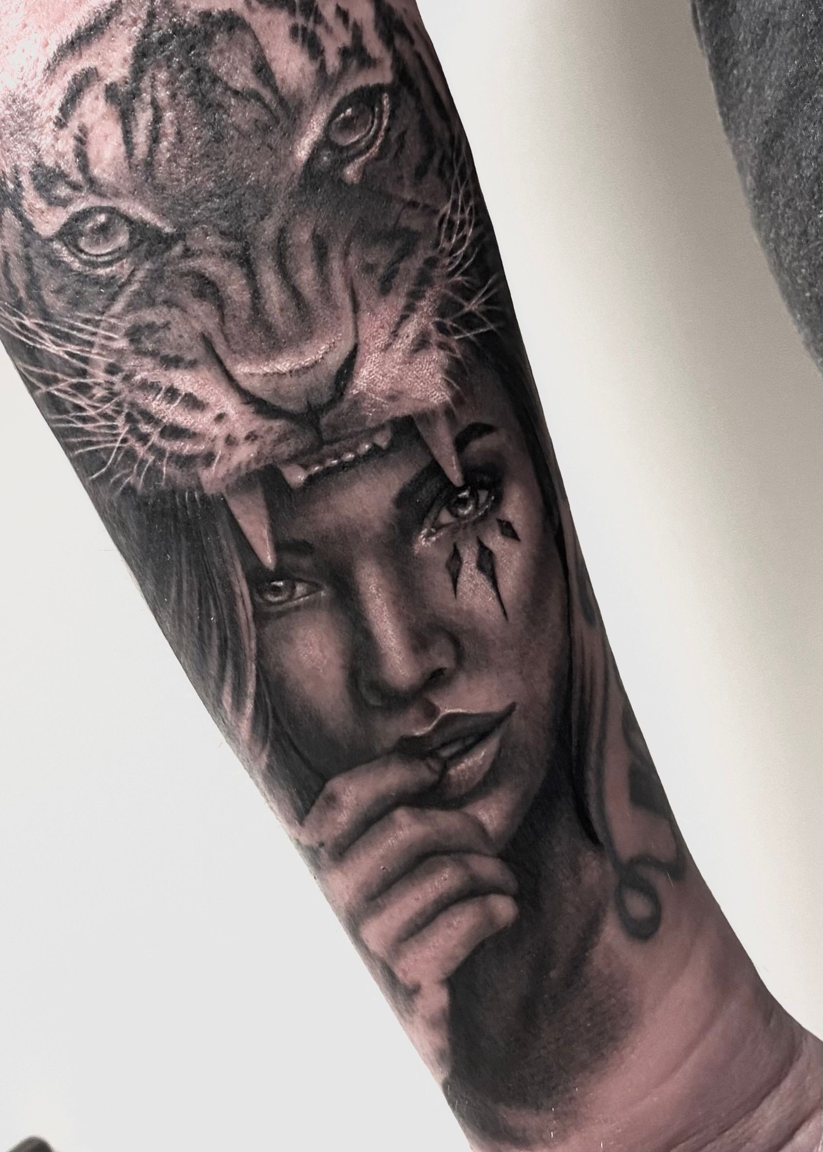 Tattoo einer Frau mit einem Tiger als Maske, Black and White