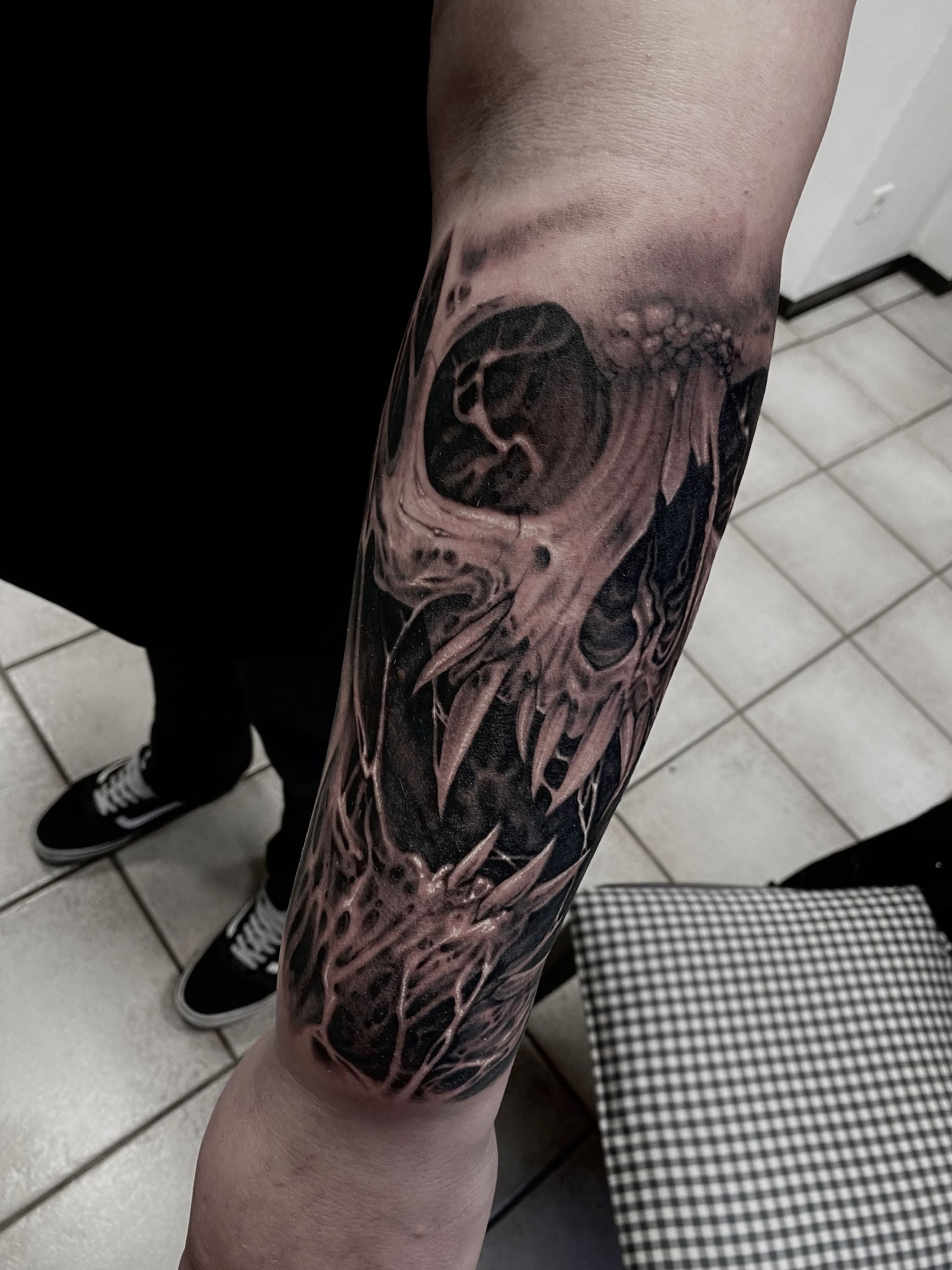 Realistisches Black and White Tattoos eines Totenkopfs mit scharfen Zähnen (Horror)