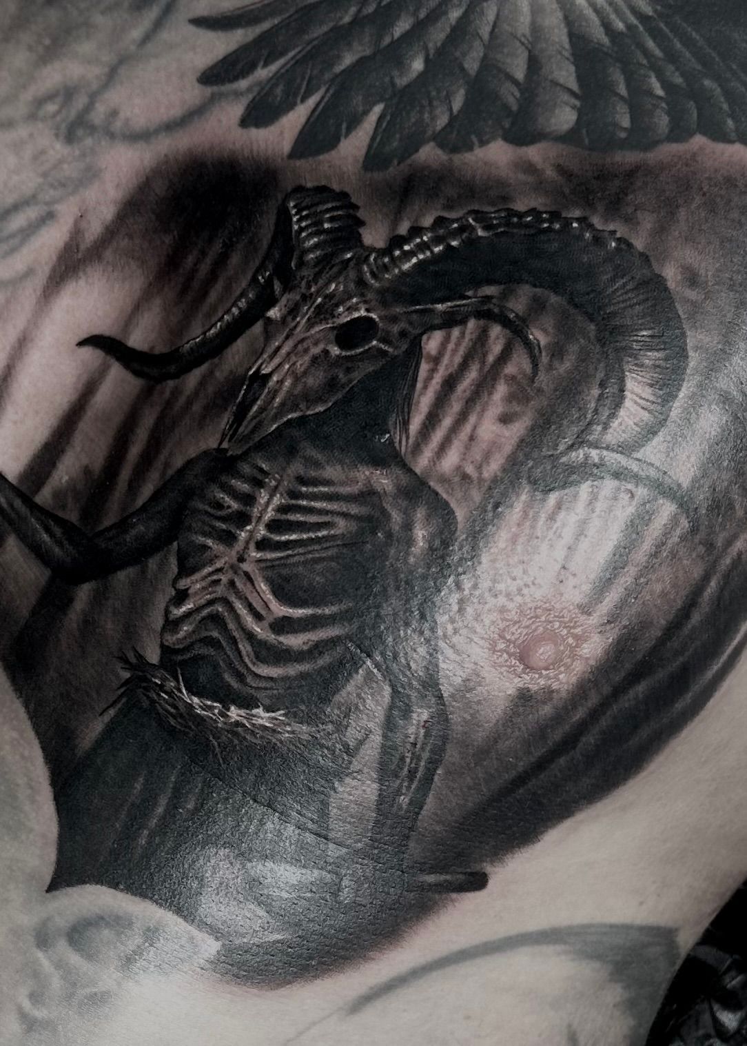 Realistisches Black and White Horror Tattoo mit Widderschädel