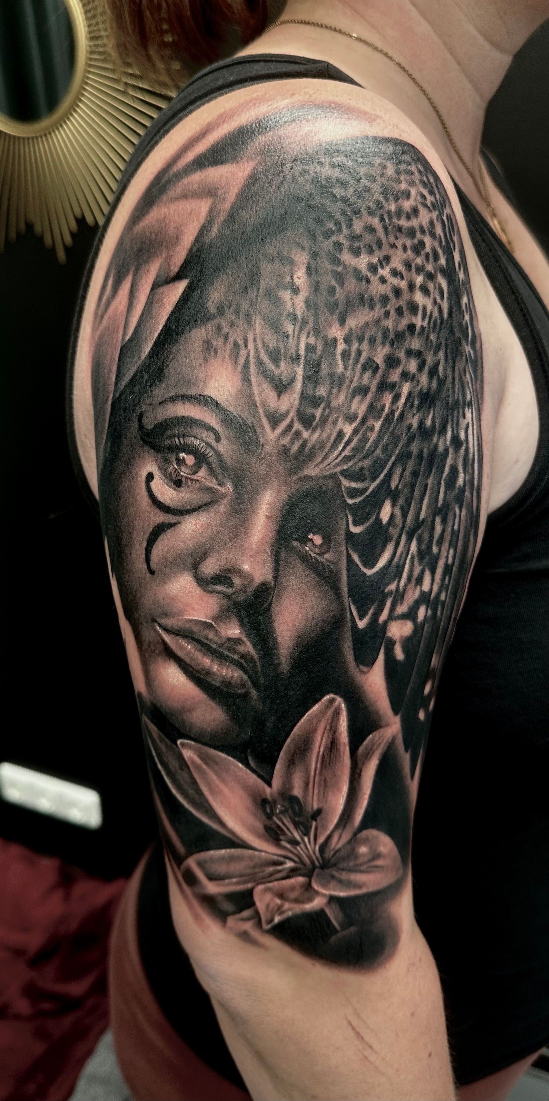 Realistisches Black and White Tattoo einer Frau mit Adlerflügel über dem Kopf