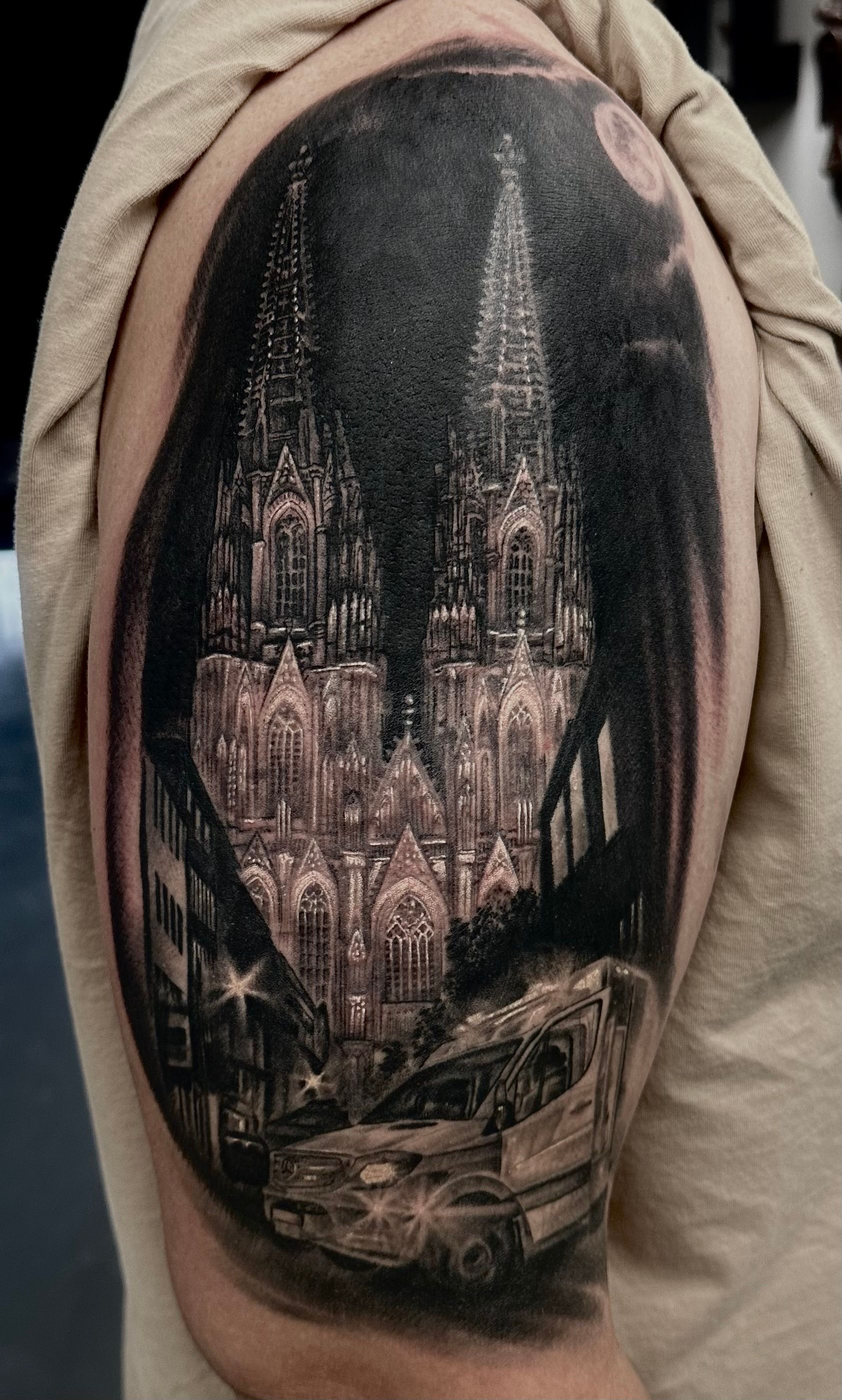 Realistisches Black and White tattoo einer Barock Kirche mit Straße im urbanen Setting