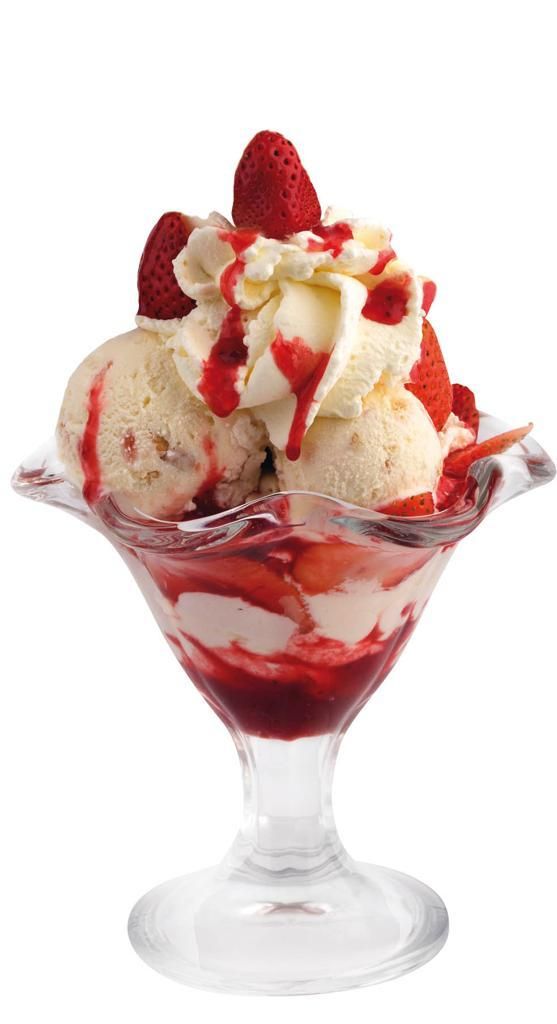 Sundae de fresa en copa, con helado de vainilla, crema batida y salsa de fresa.