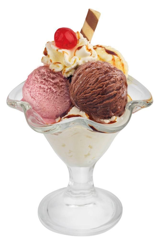 Sundae de helado en vaso, con bolas de helado rosa, de chocolate y de vainilla, crema batida, una cereza y una oblea.