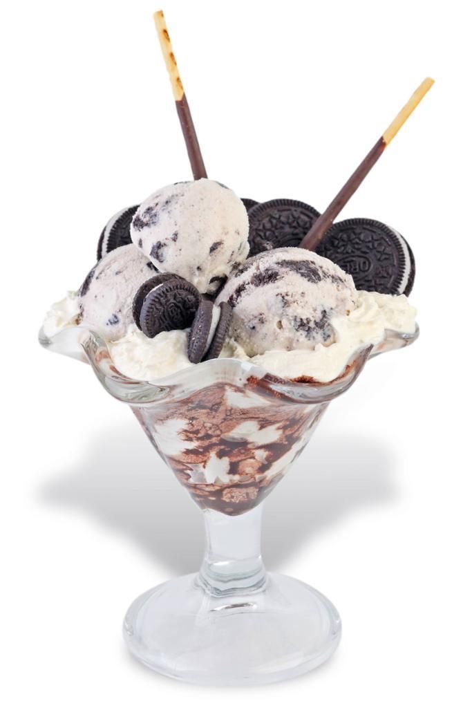 Sundae de helado de Oreo en vaso, con crema batida, salsa de chocolate y palitos Pocky.