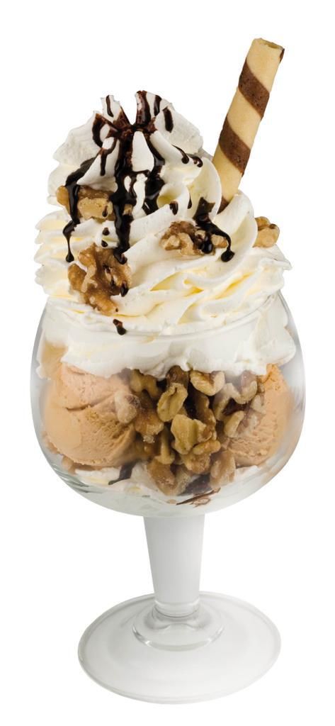 Sundae de helado en vaso, con crema batida, nueces, jarabe de chocolate y una oblea.