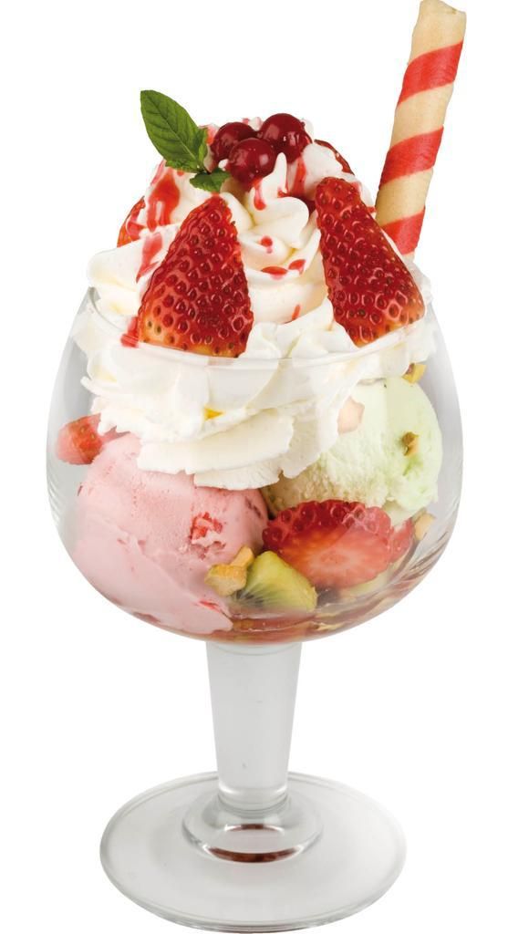 Sundae de helado en vaso, con fresa, crema batida y oblea.