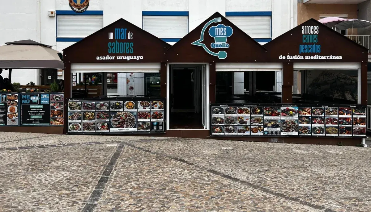 Un puesto de comida con tres techos marrones a dos aguas