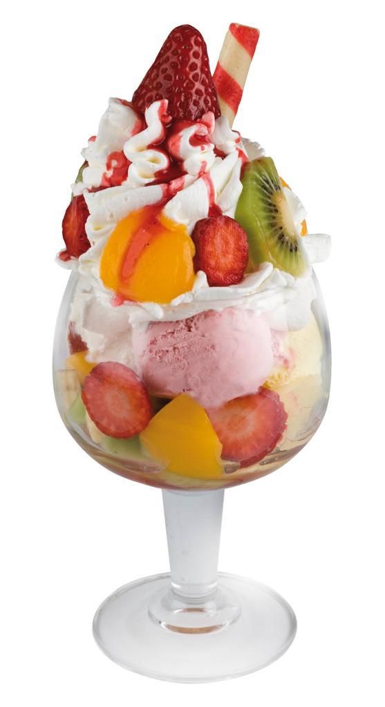 Sundae de helado en vaso con fruta, crema batida y una oblea.