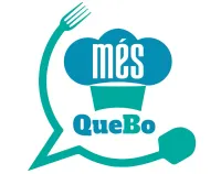 Logotipo con gorro de chef color verde azulado y globo de diálogo formando un tenedor; el texto dice "més QueBo".