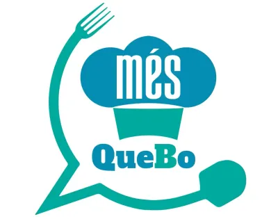 Logotipo con gorro de chef color verde azulado y globo de diálogo formando un tenedor; el texto dice "més QueBo".