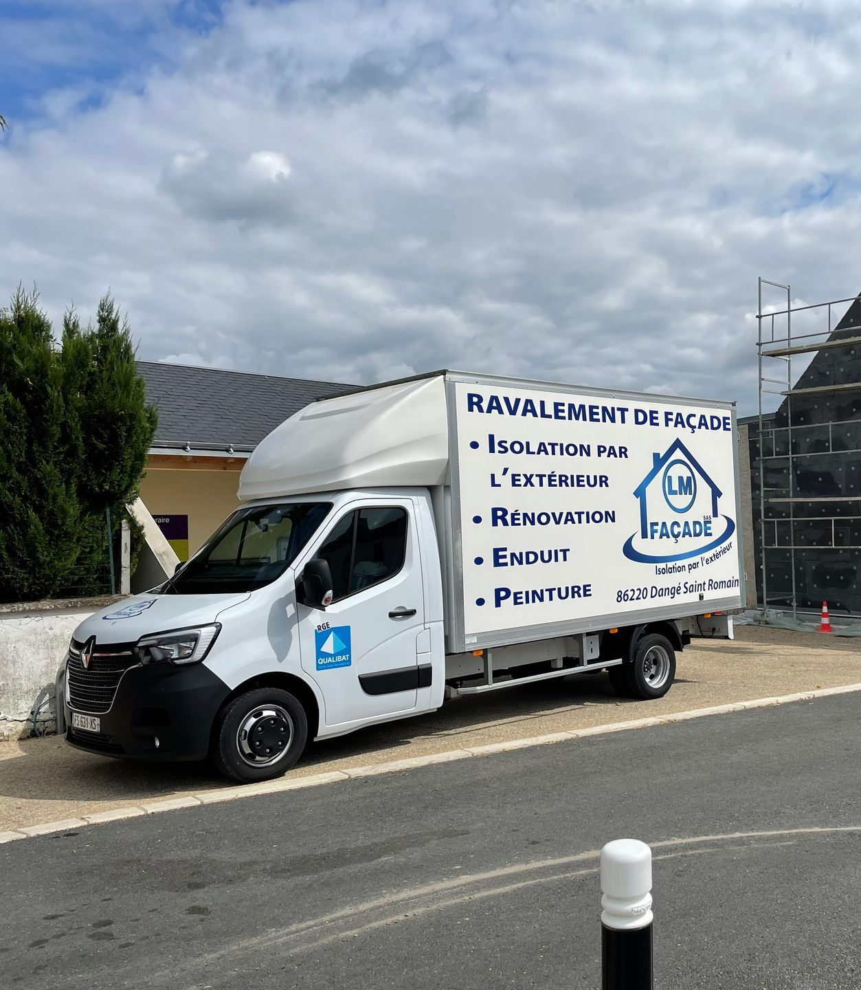 Camion devant chantier