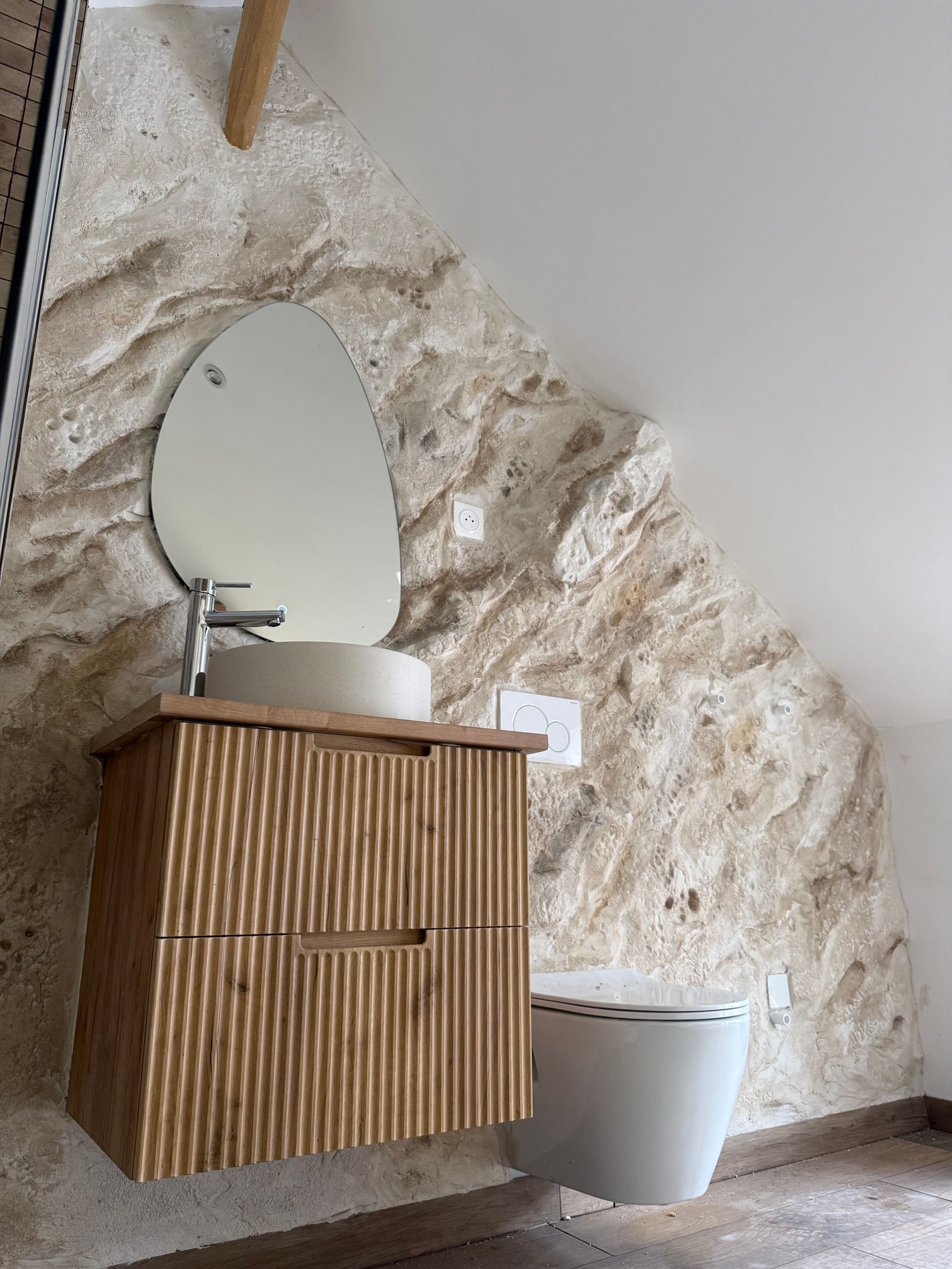 Salle de bains rénovée avec enduit sculpté