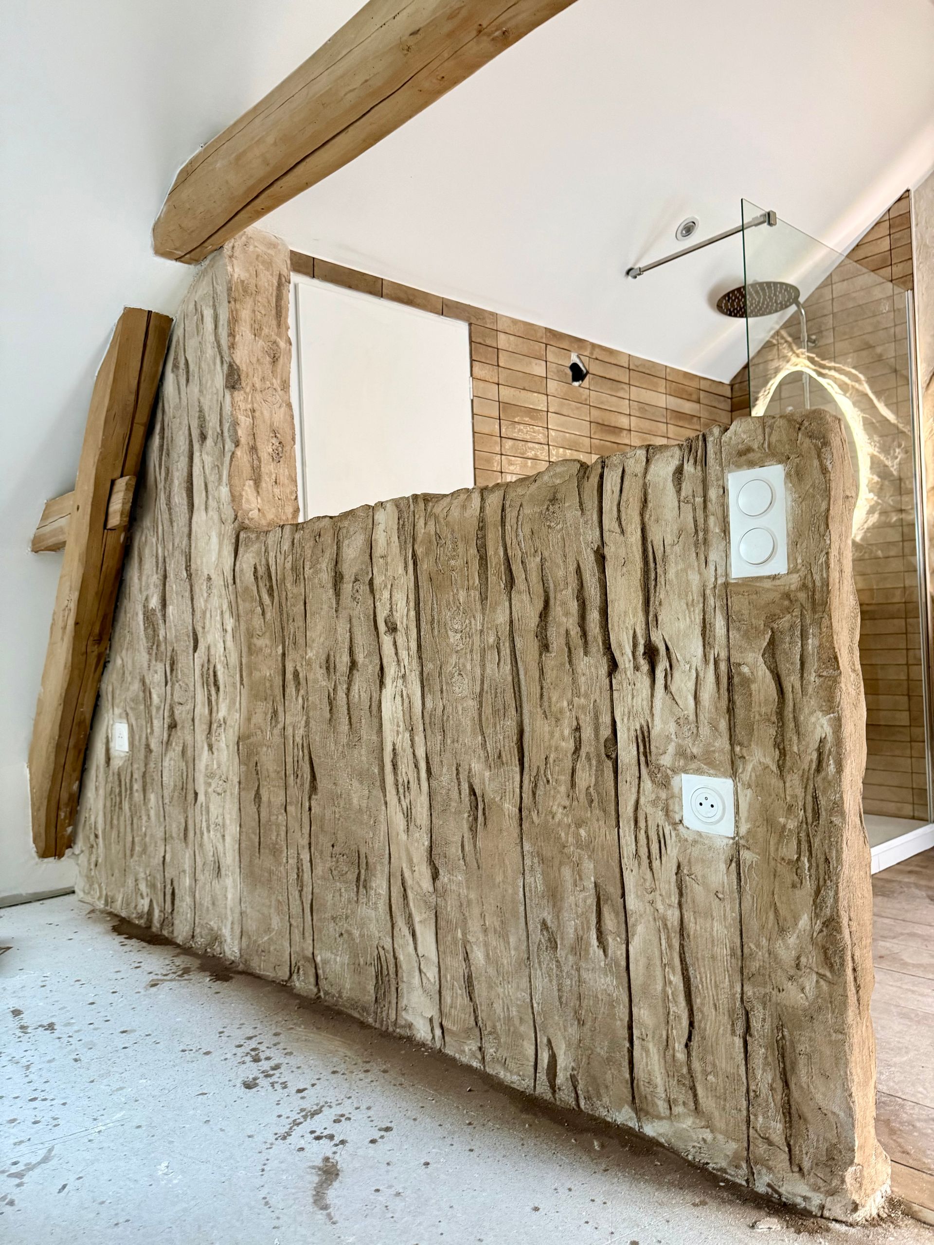 Salle de bains rénovée avec enduit sculpté imitation bois