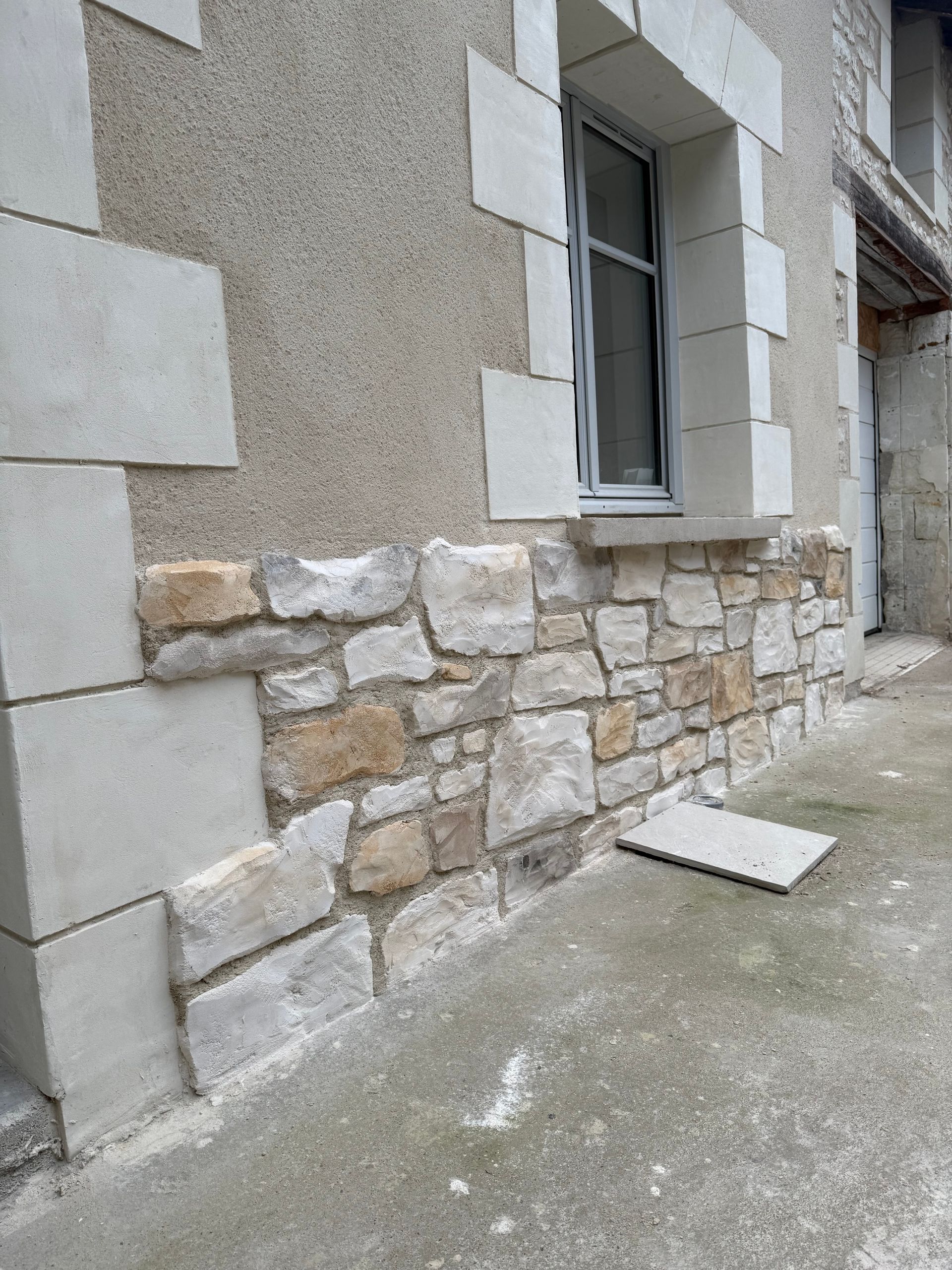 Façade rénovée avec enduit sculpté imitation pierre