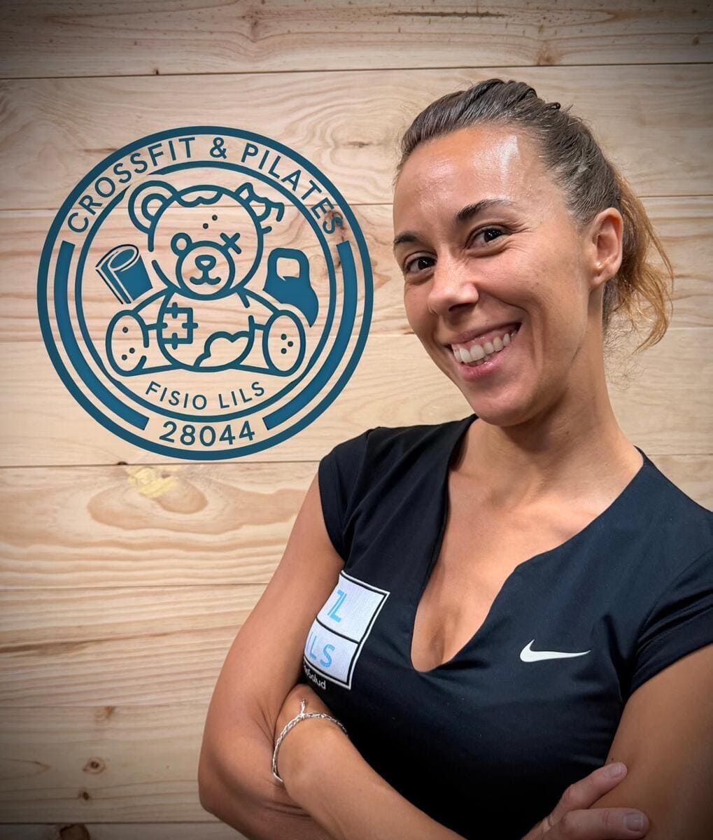 Mujer sonriendo, con los brazos cruzados, frente a un fondo azul con un logo que dice LILS FisoSalud.