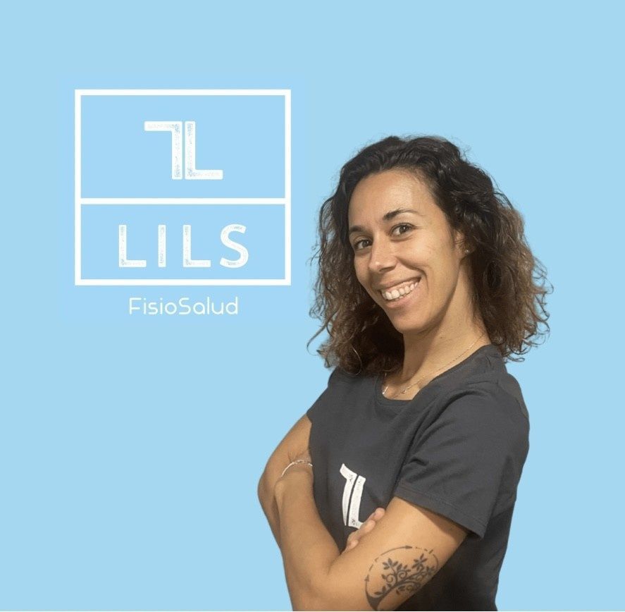 Mujer sonriendo, con los brazos cruzados, frente a un fondo azul con un logo que dice LILS FisoSalud.