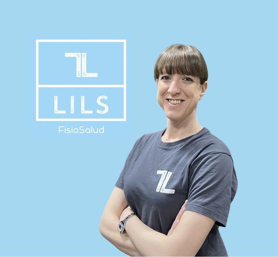 Mujer con camisa gris con los brazos cruzados, logo 