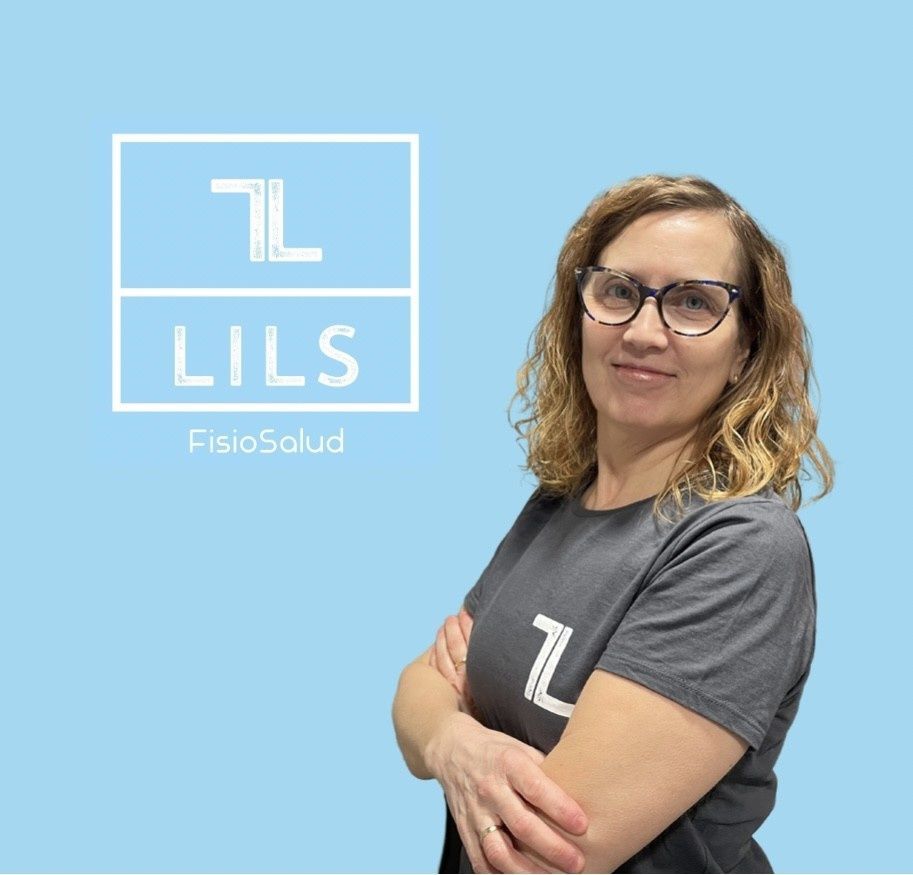 Mujer con gafas y los brazos cruzados, se encuentra frente a un logotipo que dice 