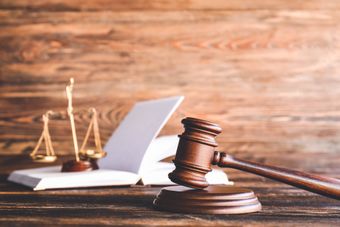 Balance de justice avec un livre ouvert et un marteau