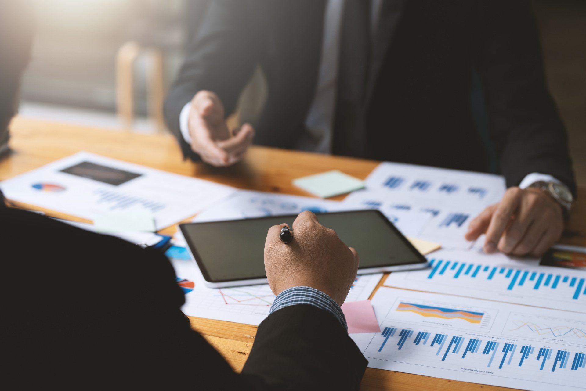 Deux personnes analysant des graphiques avec une tablette