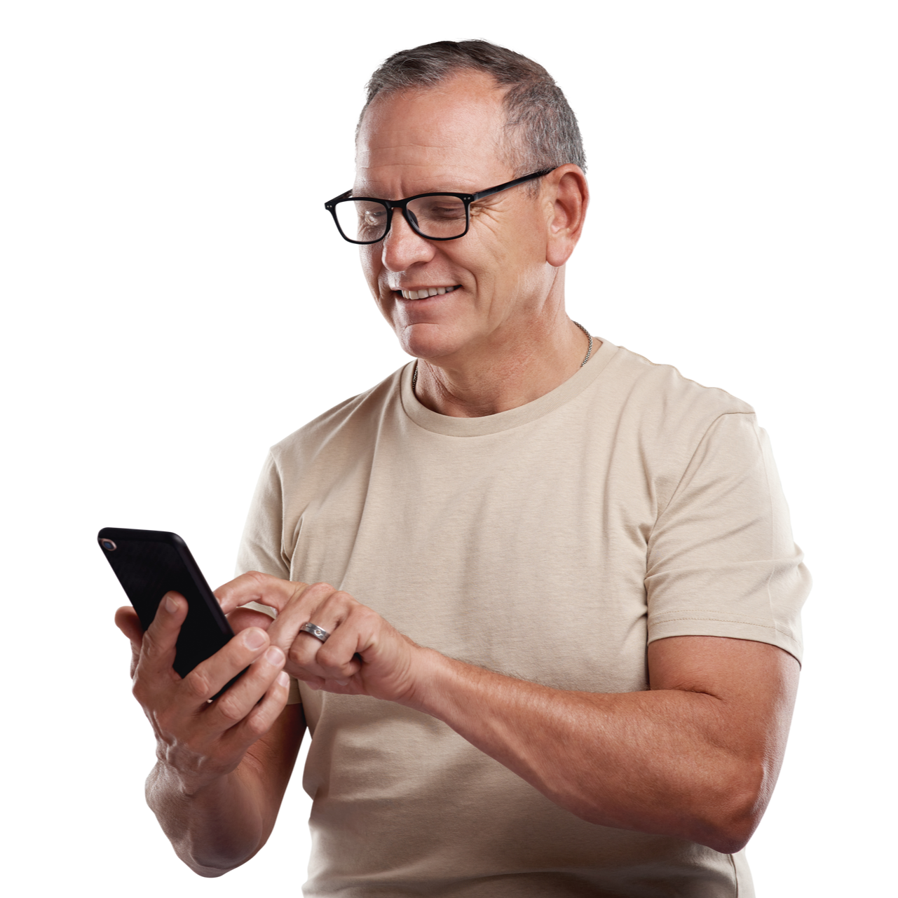 Une personne portant un t-shirt beige sourit en regardant un smartphone.