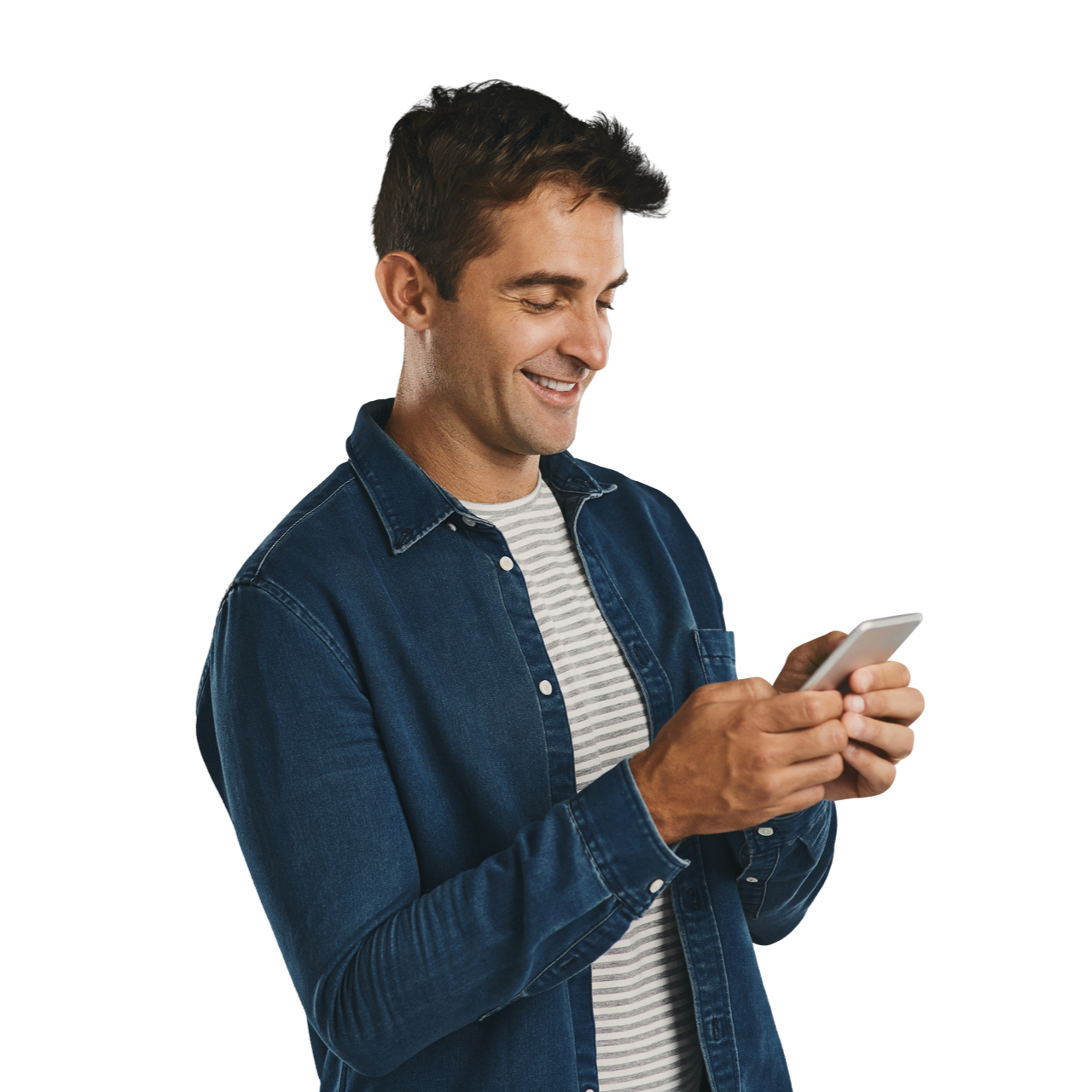 Une personne souriante, vêtue d'une chemise en jean utilisant un smartphone.