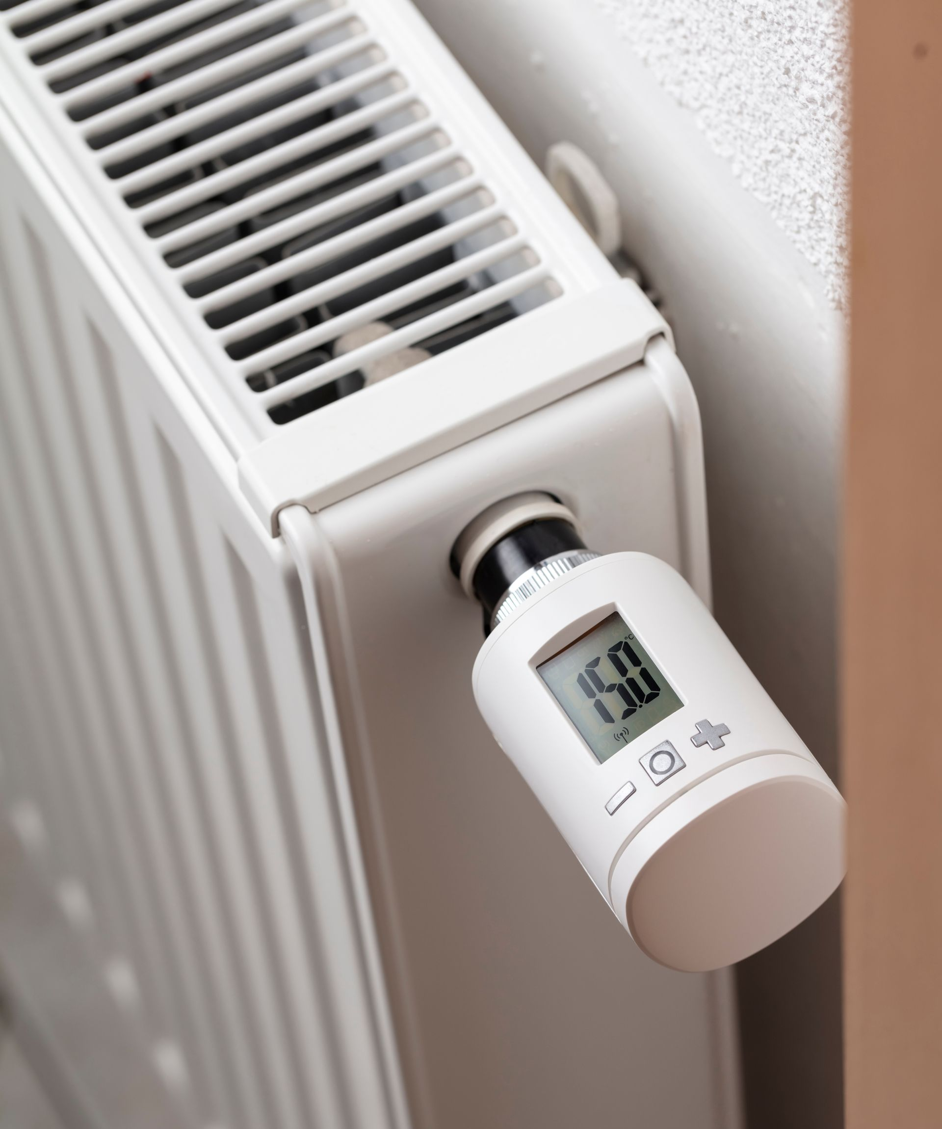 Radiateur blanc avec thermostat numérique réglé à 15 degrés Celsius.