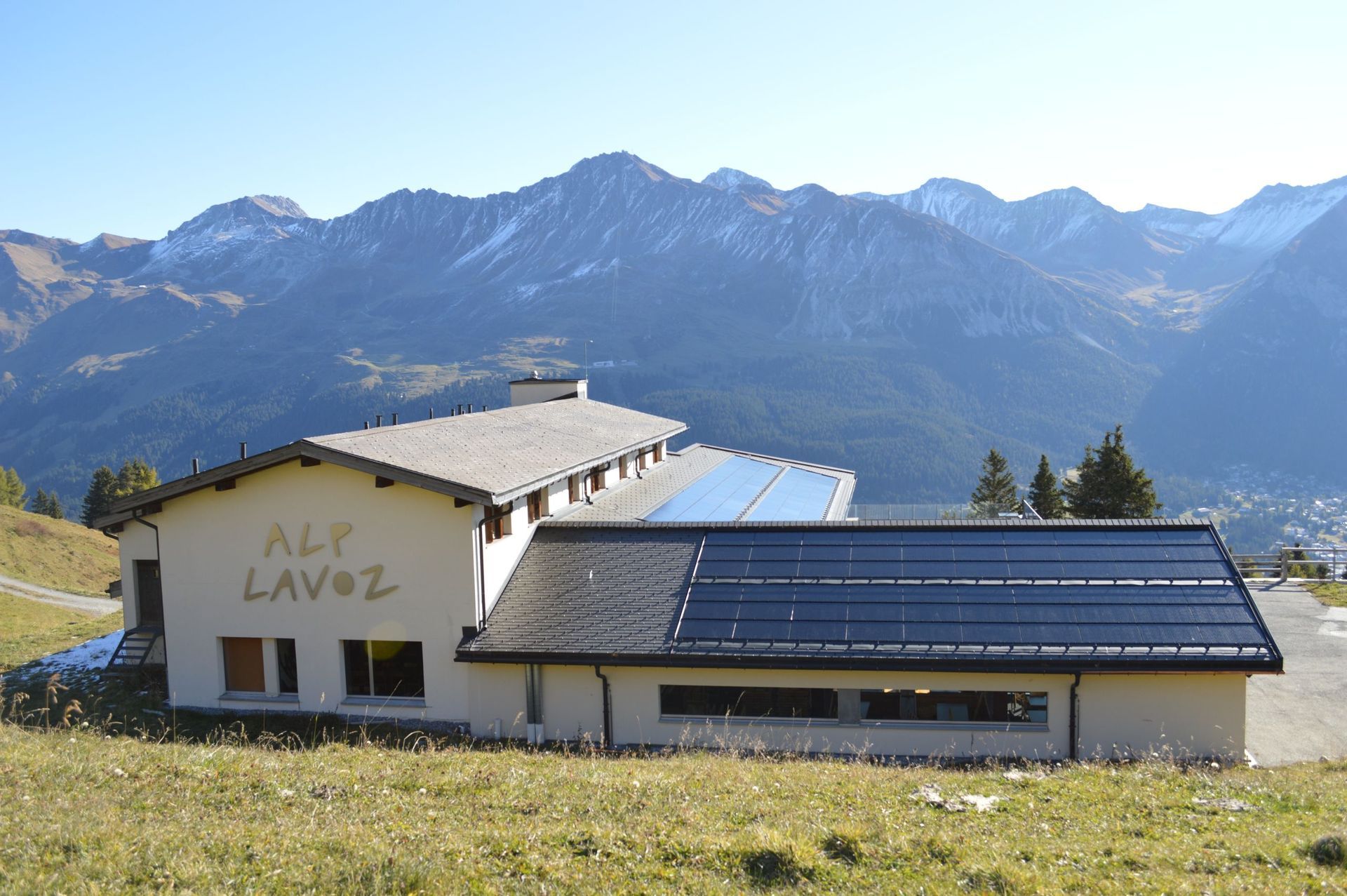 Photovoltaik Alp Lavoz, Vaz/Obervaz / 222 Module, 240M2 Fläche, 43.29 kWp Leistung, 53'982 kWh