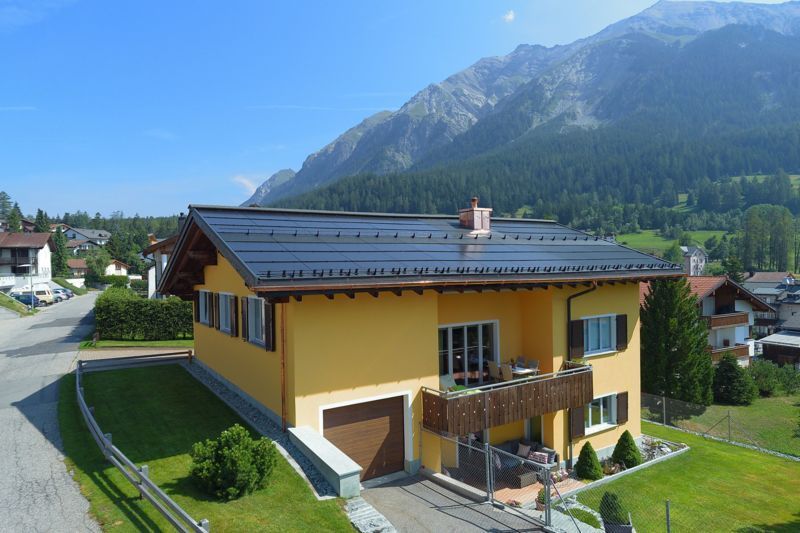 Photovoltaik Gschwend Lantsch / 66 Module, 71.28 m2 Fläche, 12.87 kWp Leistung, 17'375 kWh spez. Jahresertrag